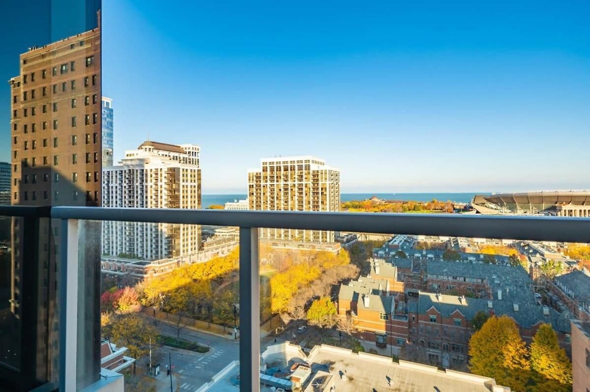 3br Luxury Glass With Views Chicago