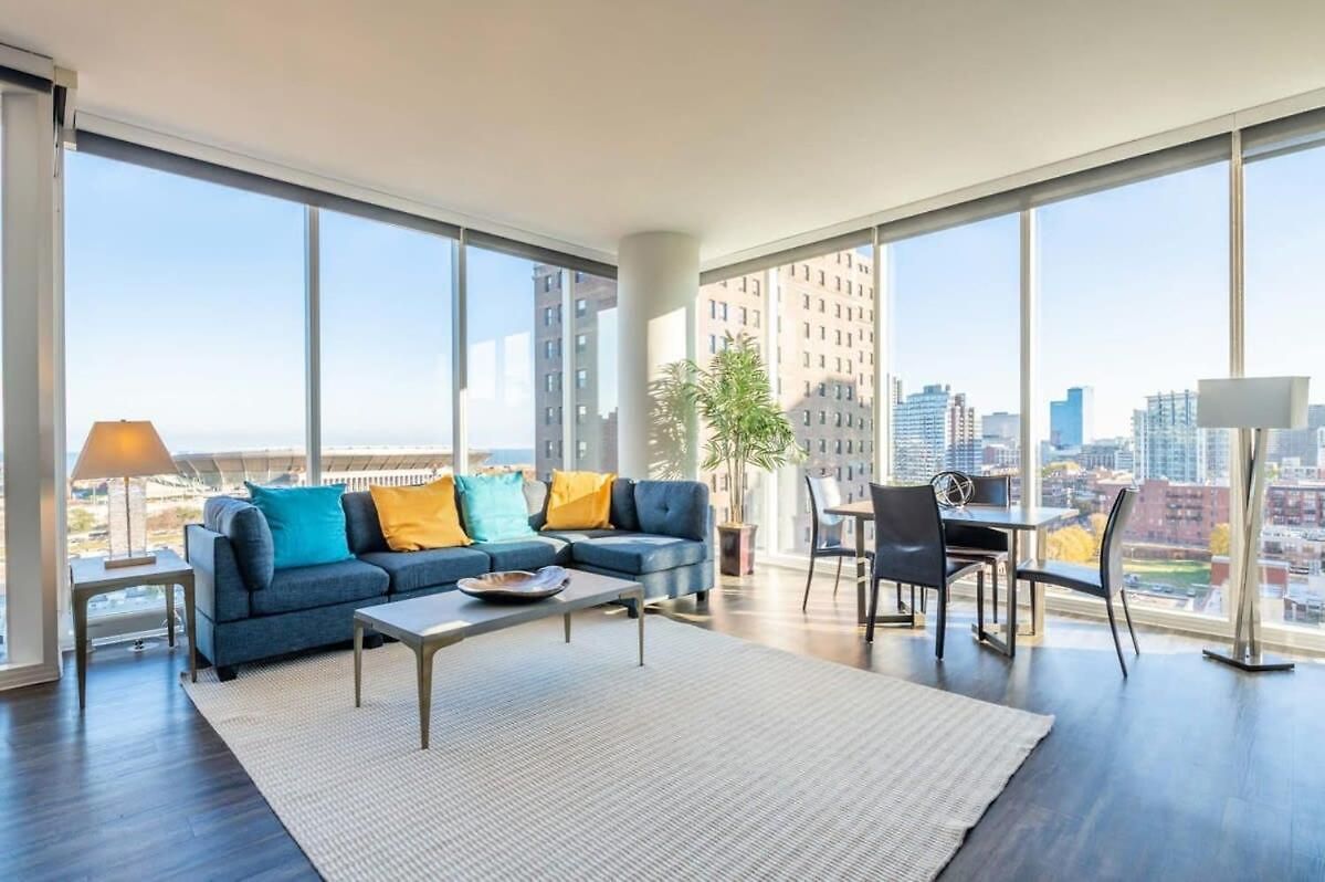 3br Luxury Glass With Views Apartment Chicago