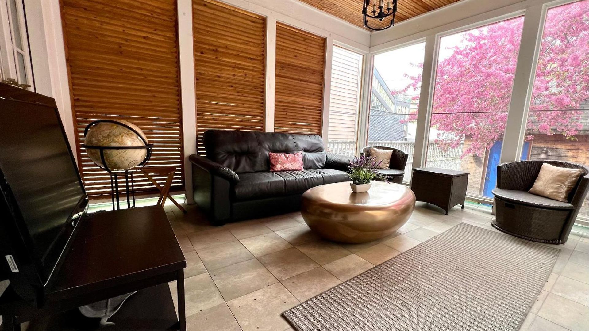 Holiday home 5 Bedroom Huge House In Location Parking Fireplace Back Yard *