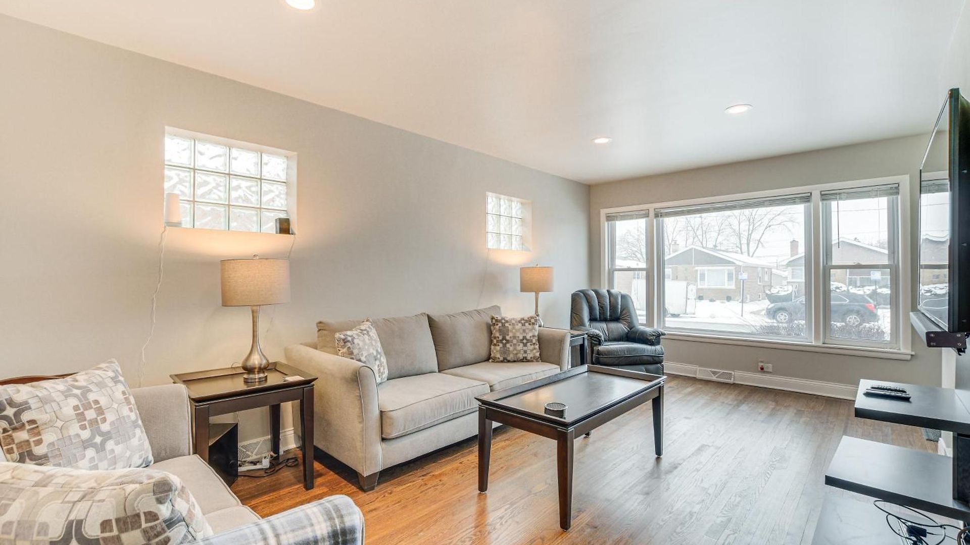 Chicago Home In Quiet Area W/ Fenced-In Backyard