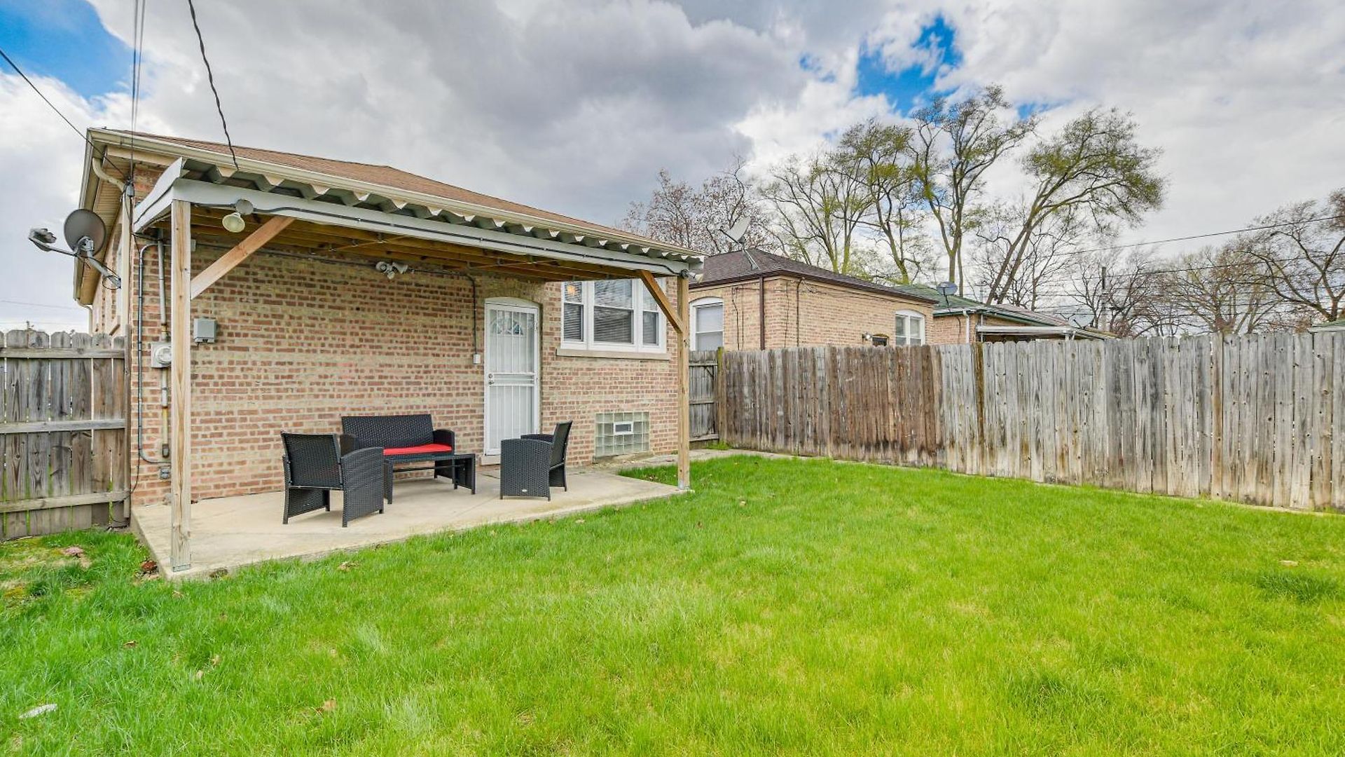 Chicago Home In Quiet Area W/ Fenced-In Backyard Chicago