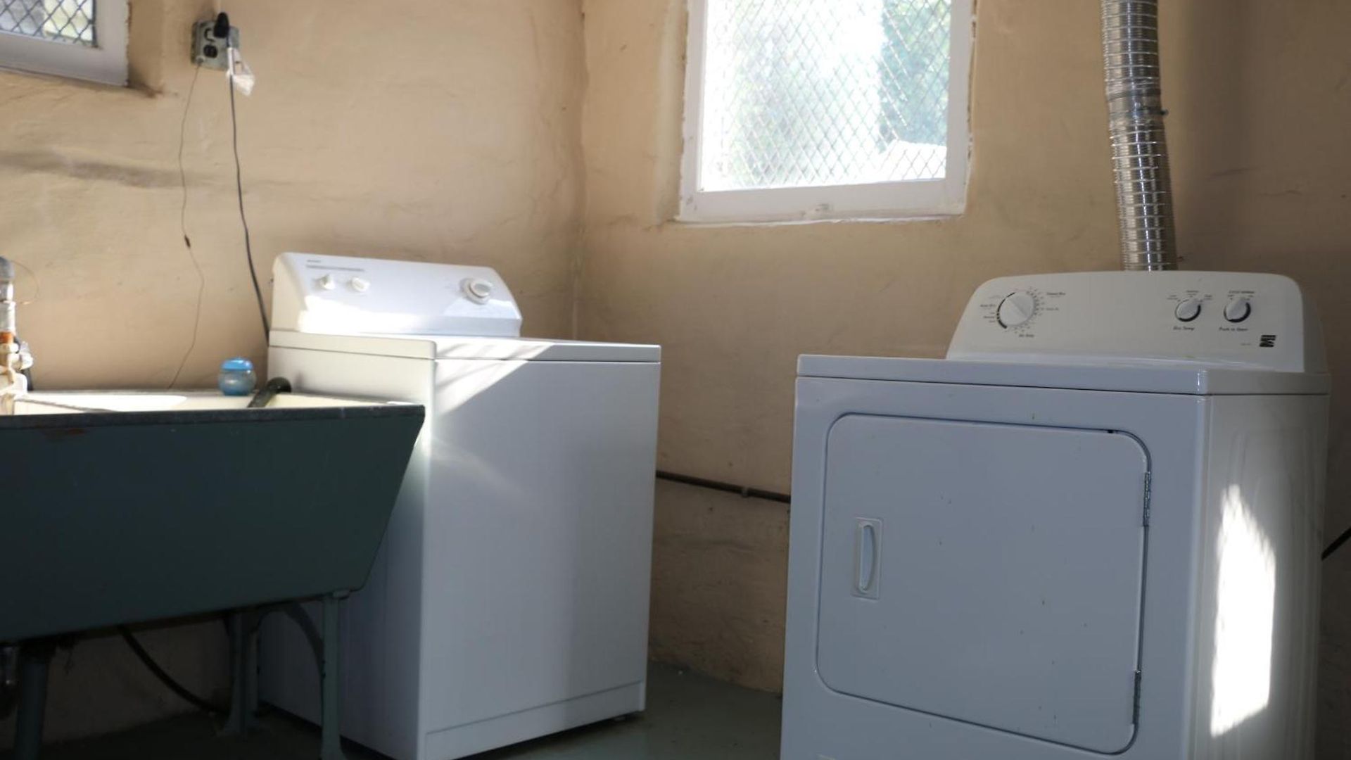 Historic With Outdoor Hot Tub Near Downtown In Public Transportation Hub