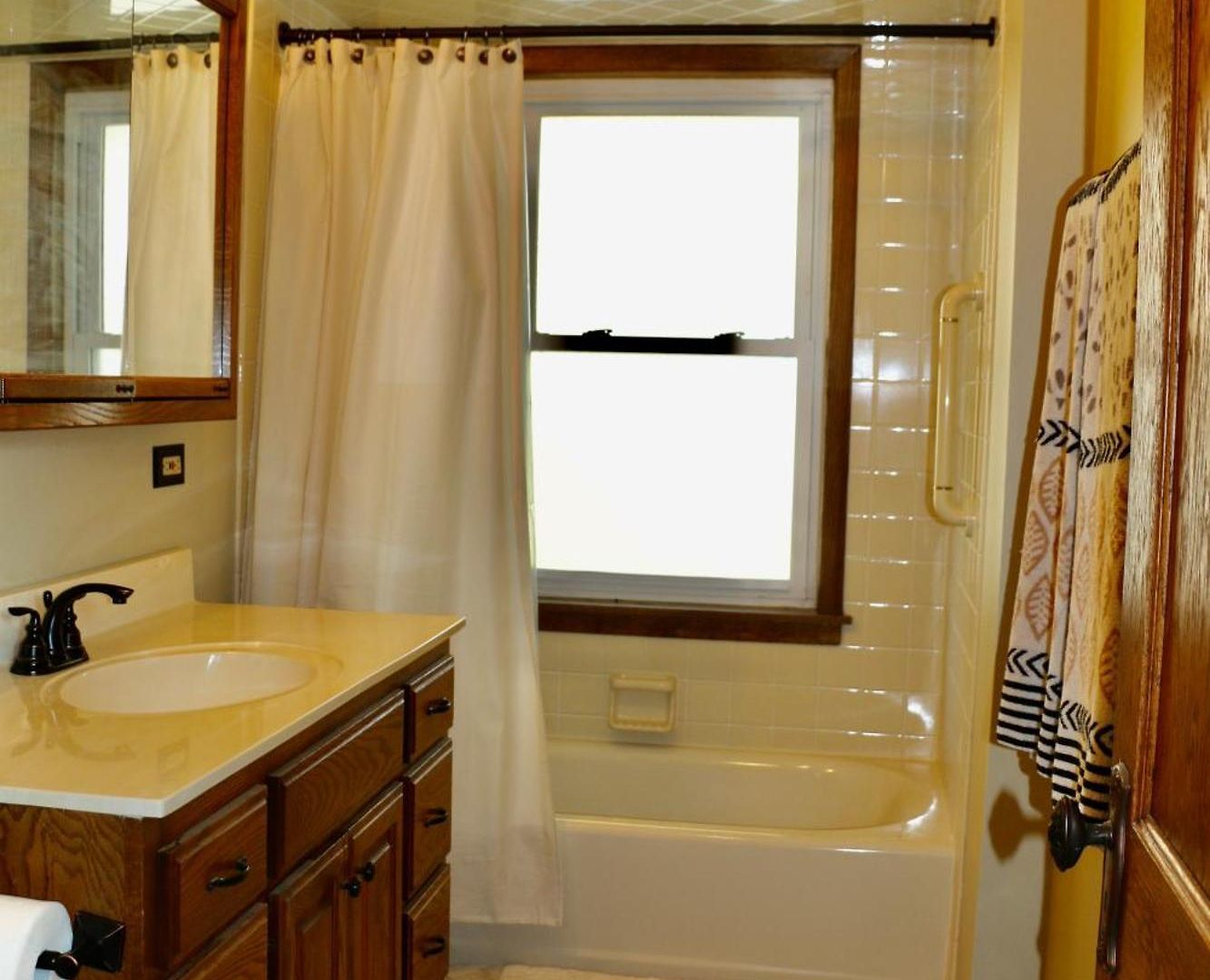 Holiday home Historic With Outdoor Hot Tub Near Downtown In Public Transportation Hub