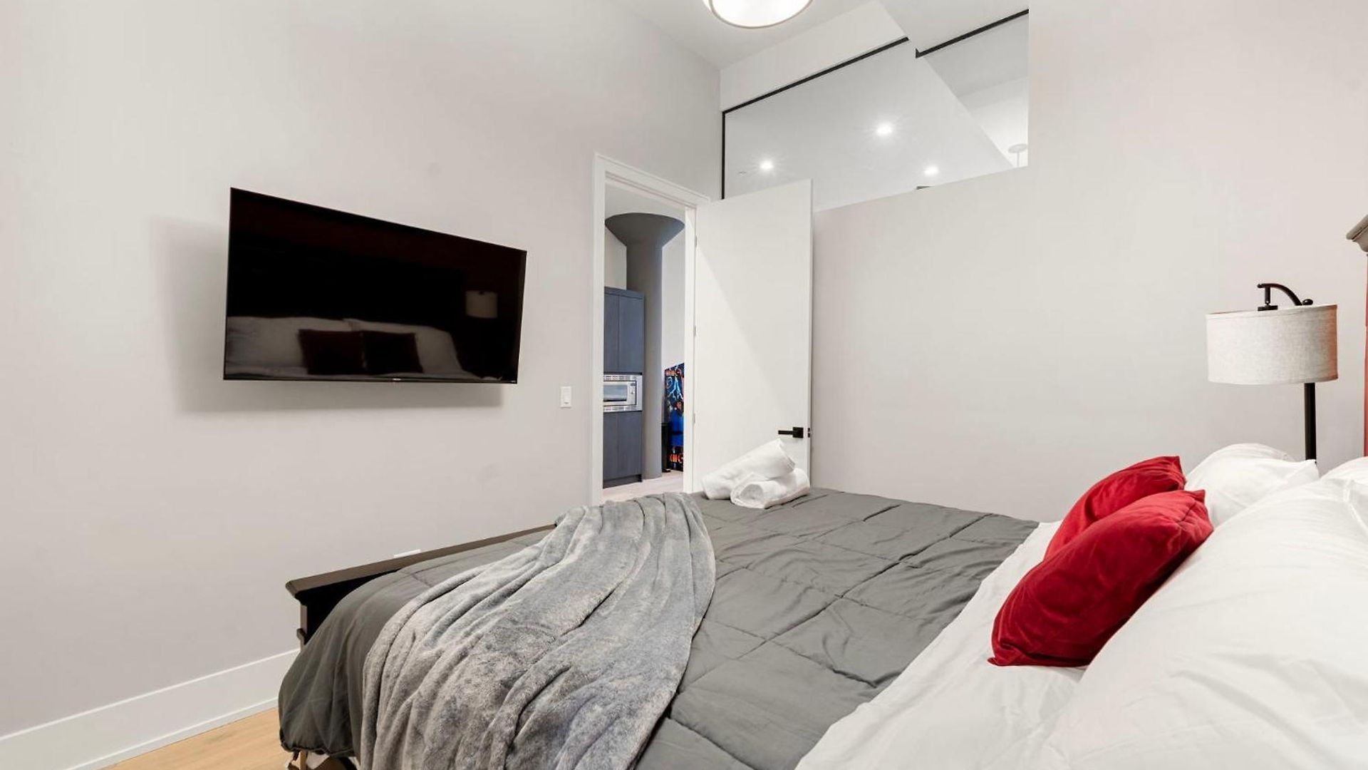 River North With Balcony Apartment *