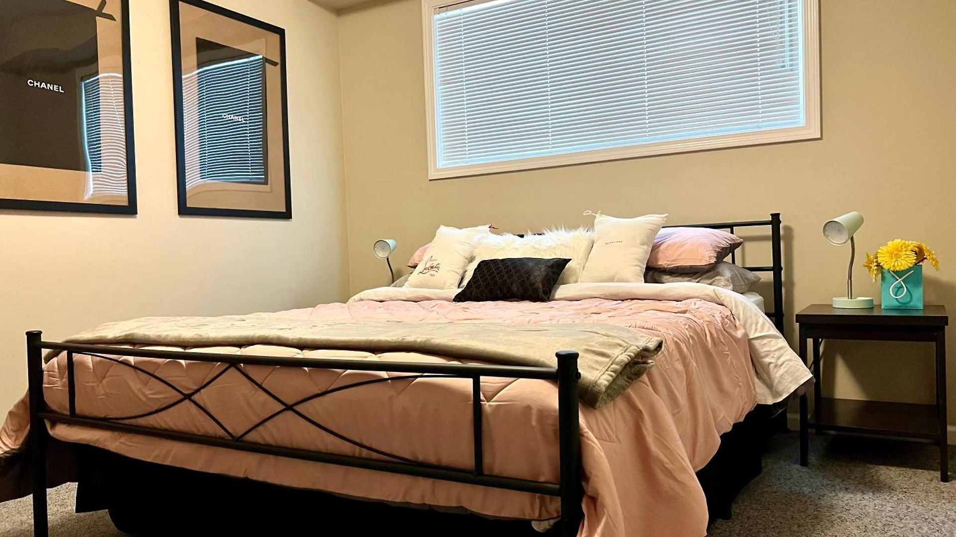 Designer Themed 4 Bedroom In Location With Patio And Fireplace Holiday home