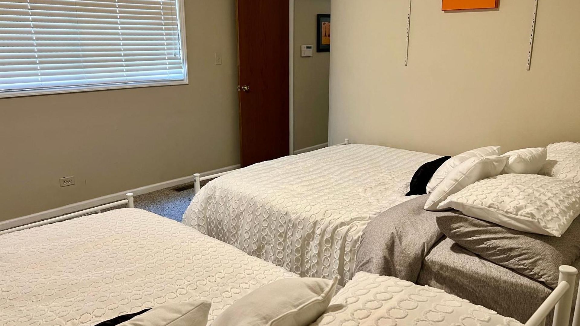 Designer Themed 4 Bedroom In Location With Patio And Fireplace Chicago