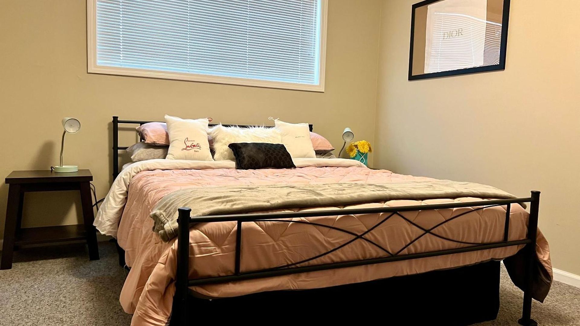 Designer Themed 4 Bedroom In Location With Patio And Fireplace Holiday home *
