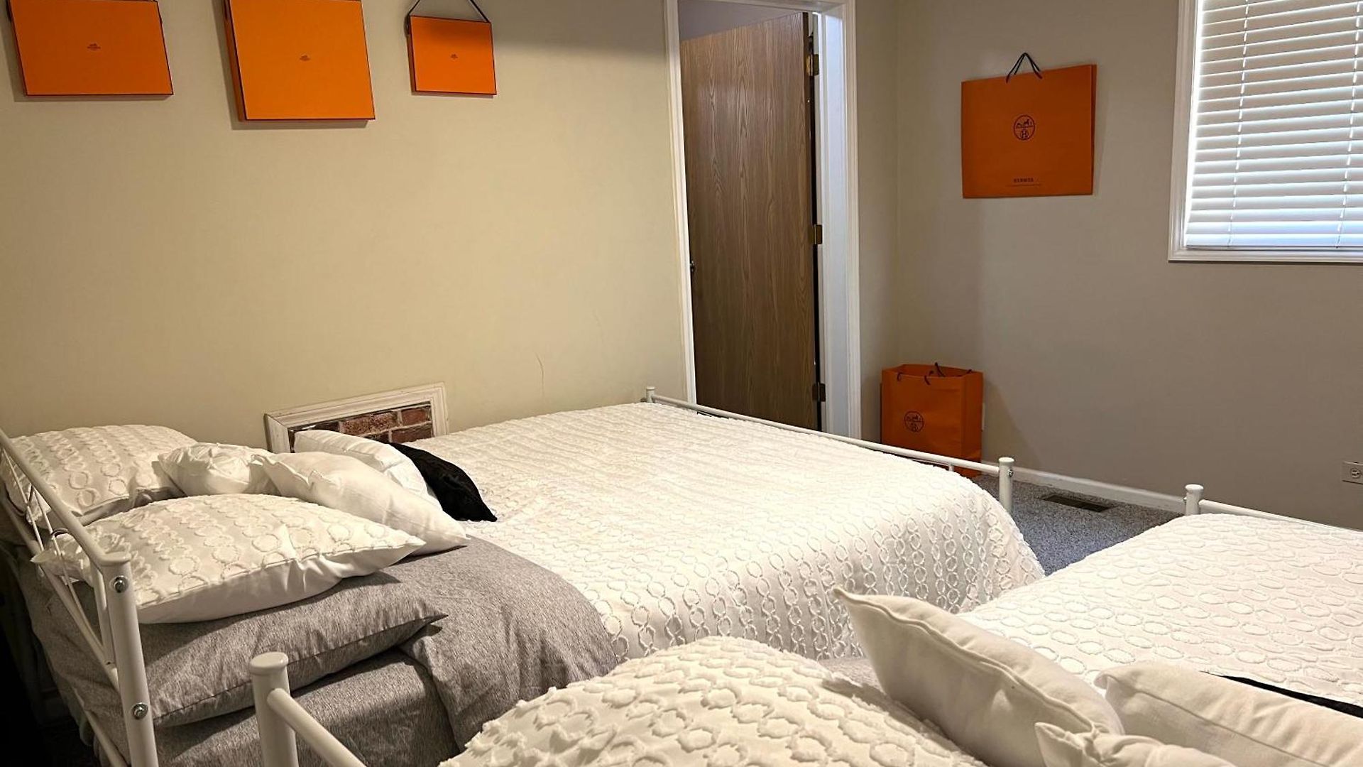 Designer Themed 4 Bedroom In Location With Patio And Fireplace Holiday home