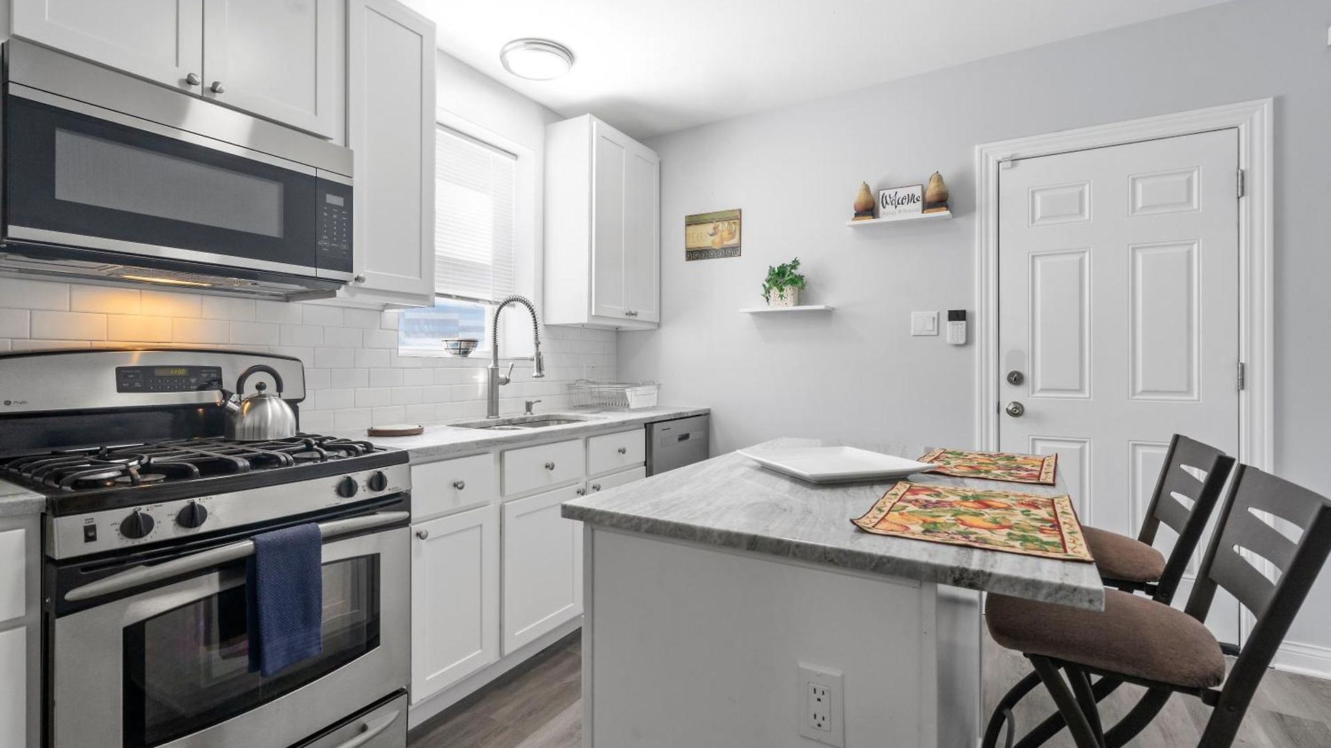 Newly Rehabbed Greystone With 2 Private Apartments, Backyard, Garage, Laundry, Close To Expressway Apartment *