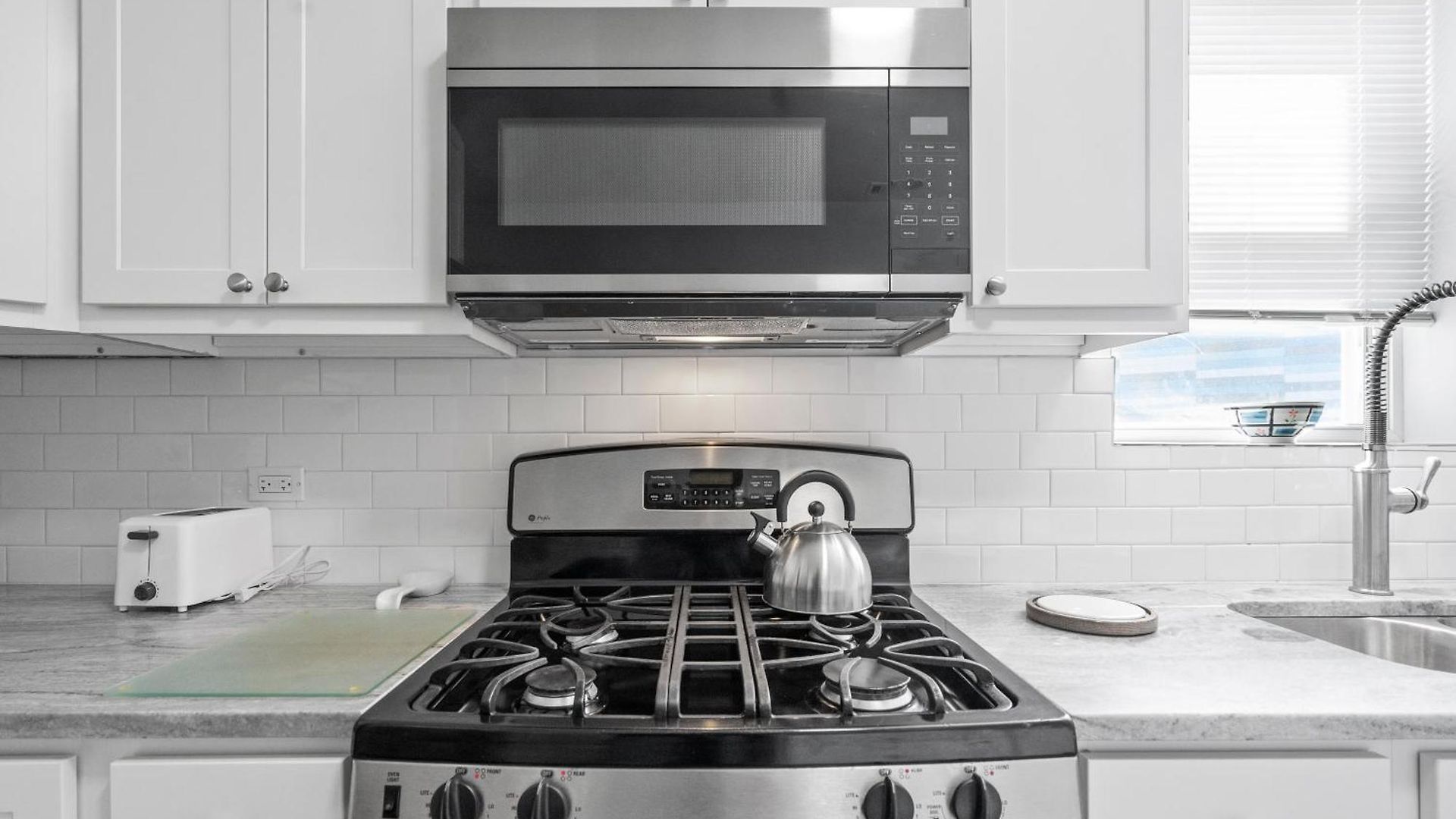 Apartment Newly Rehabbed Greystone With 2 Private Apartments, Backyard, Garage, Laundry, Close To Expressway *