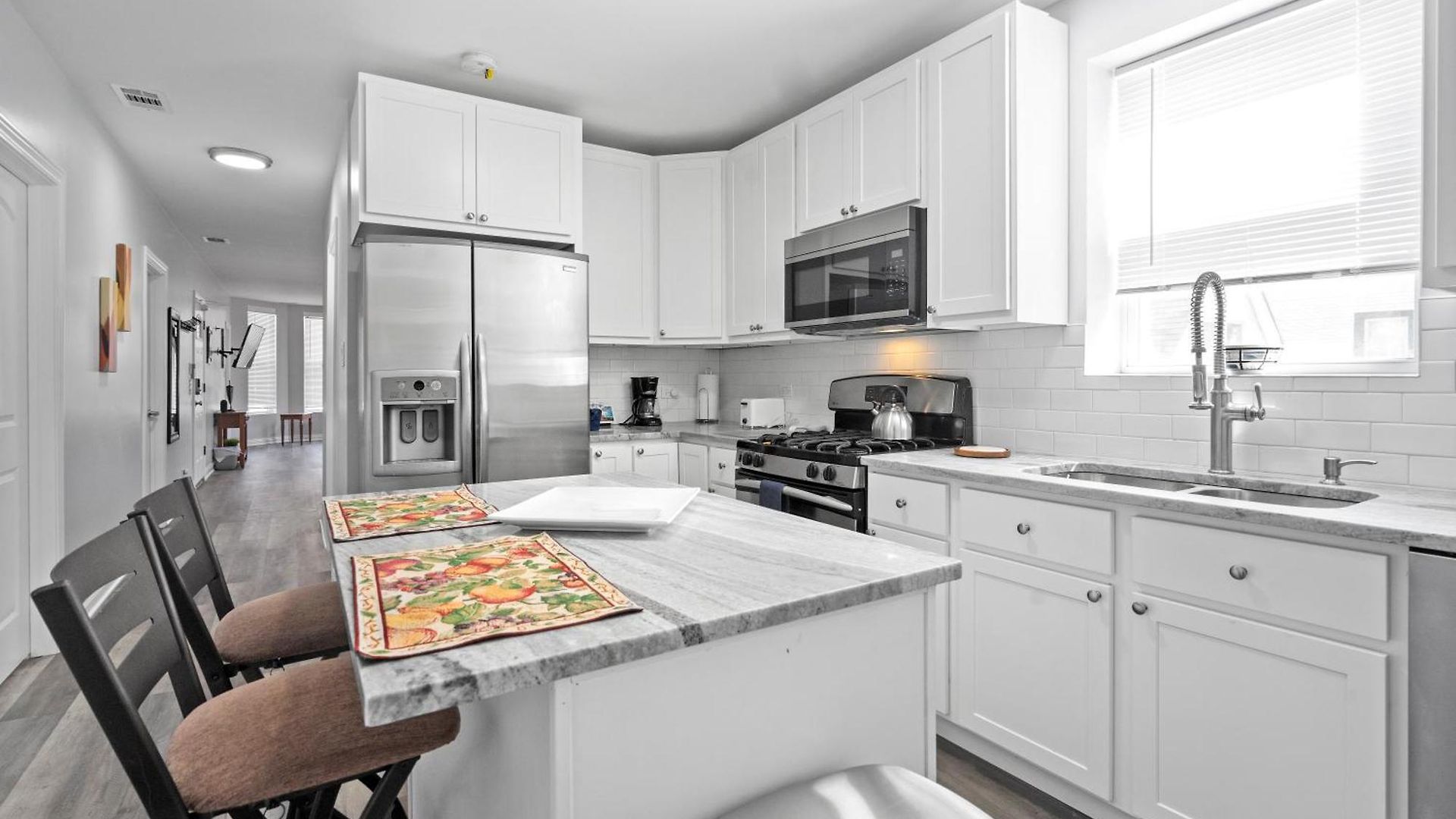 Apartment Newly Rehabbed Greystone With 2 Private Apartments, Backyard, Garage, Laundry, Close To Expressway Chicago