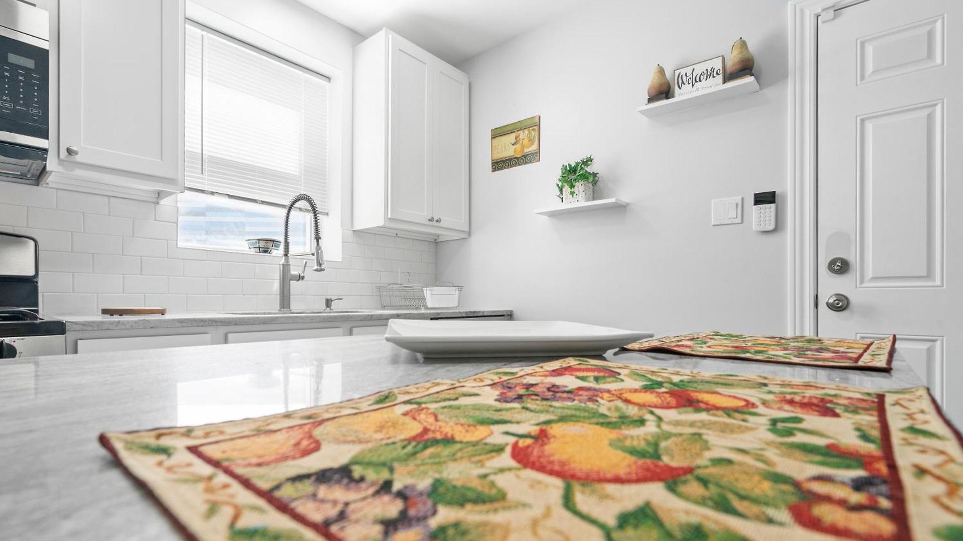 Apartment Newly Rehabbed Greystone With 2 Private Apartments, Backyard, Garage, Laundry, Close To Expressway