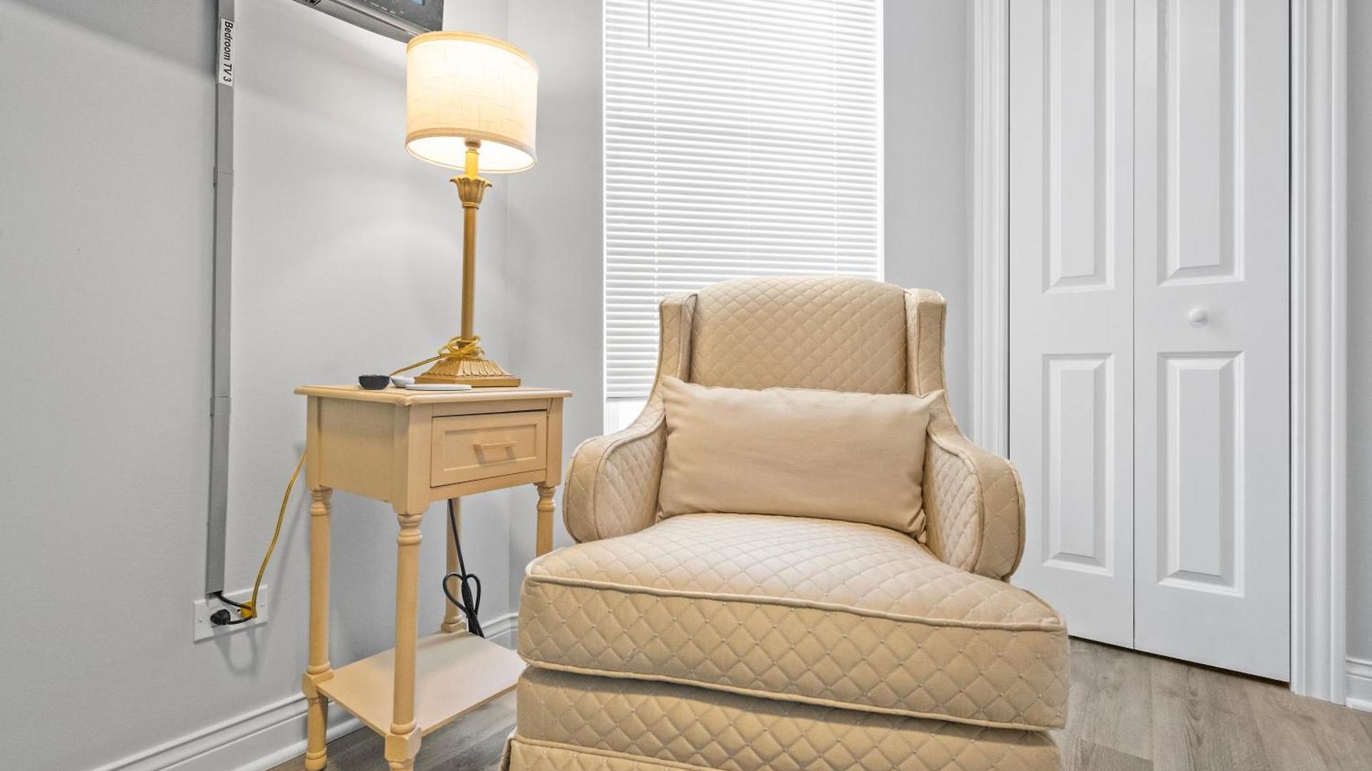 Apartment Newly Rehabbed Greystone With 2 Private Apartments, Backyard, Garage, Laundry, Close To Expressway *