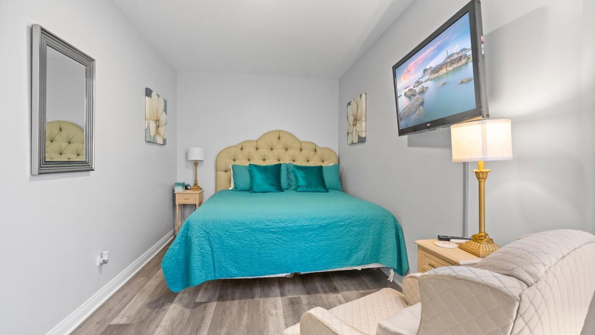 Newly Rehabbed Greystone With 2 Private Apartments, Backyard, Garage, Laundry, Close To Expressway Apartment Chicago