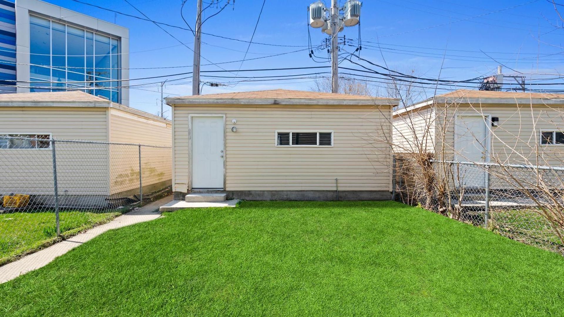 Apartment Newly Rehabbed Greystone With 2 Private Apartments, Backyard, Garage, Laundry, Close To Expressway