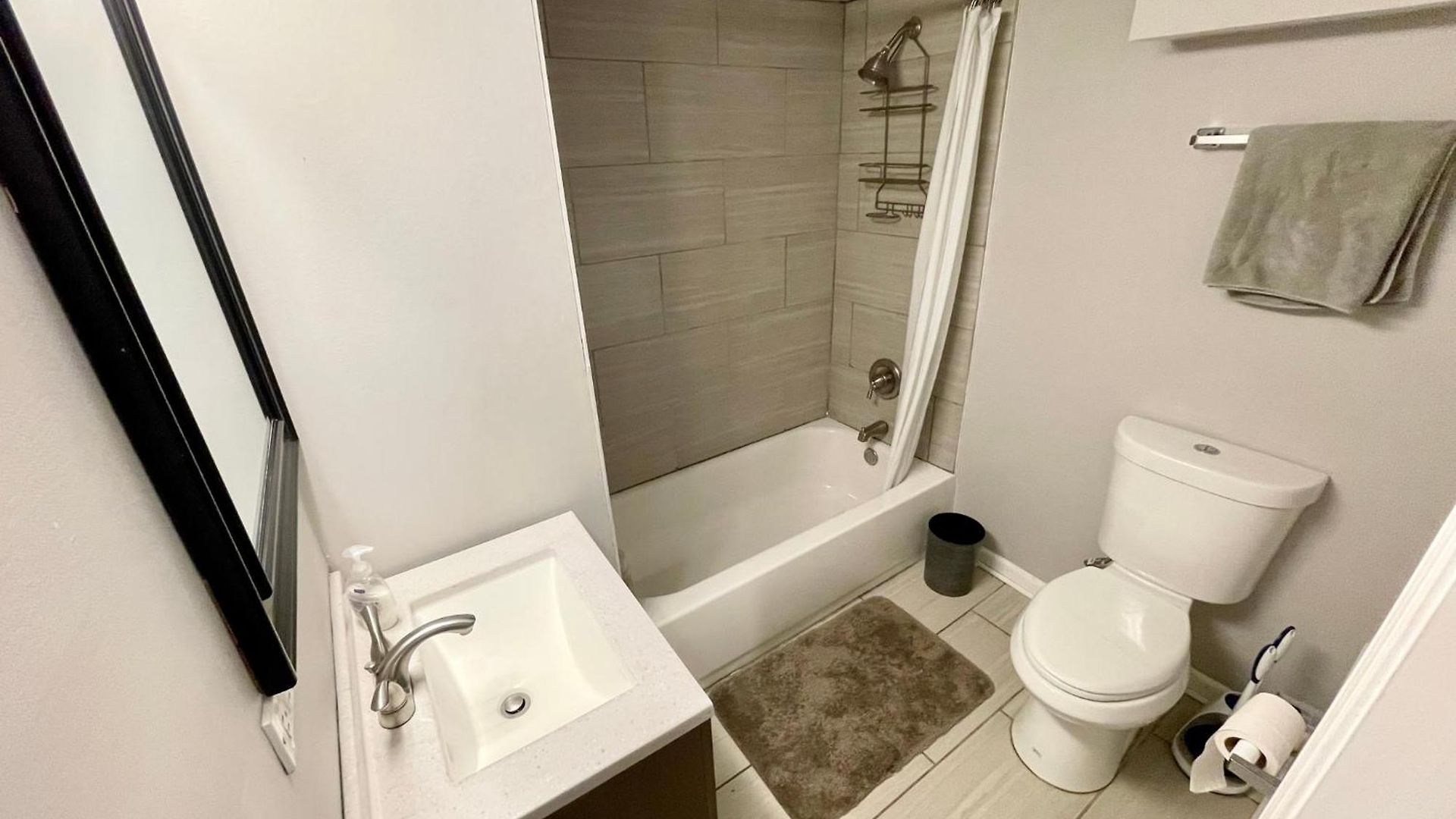 Close To Downtown - Free Parking Chicago