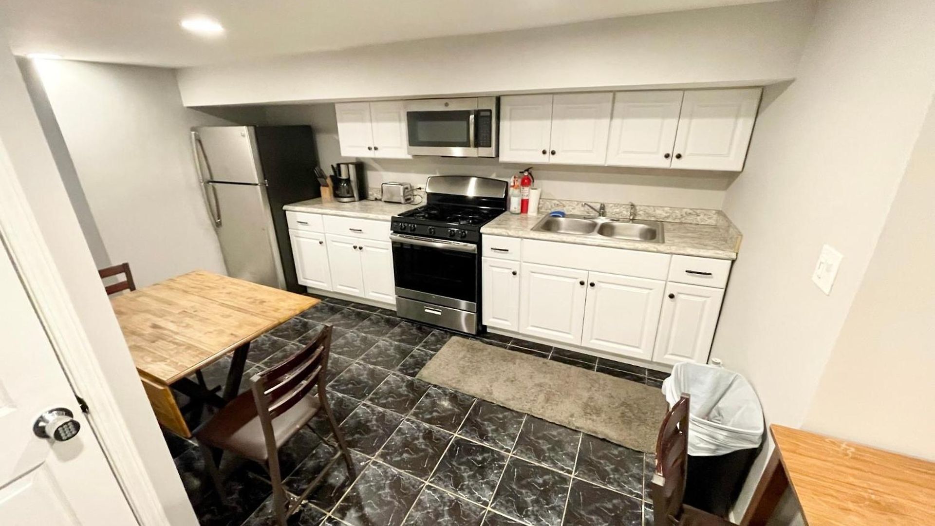 Homestay Close To Downtown - Free Parking