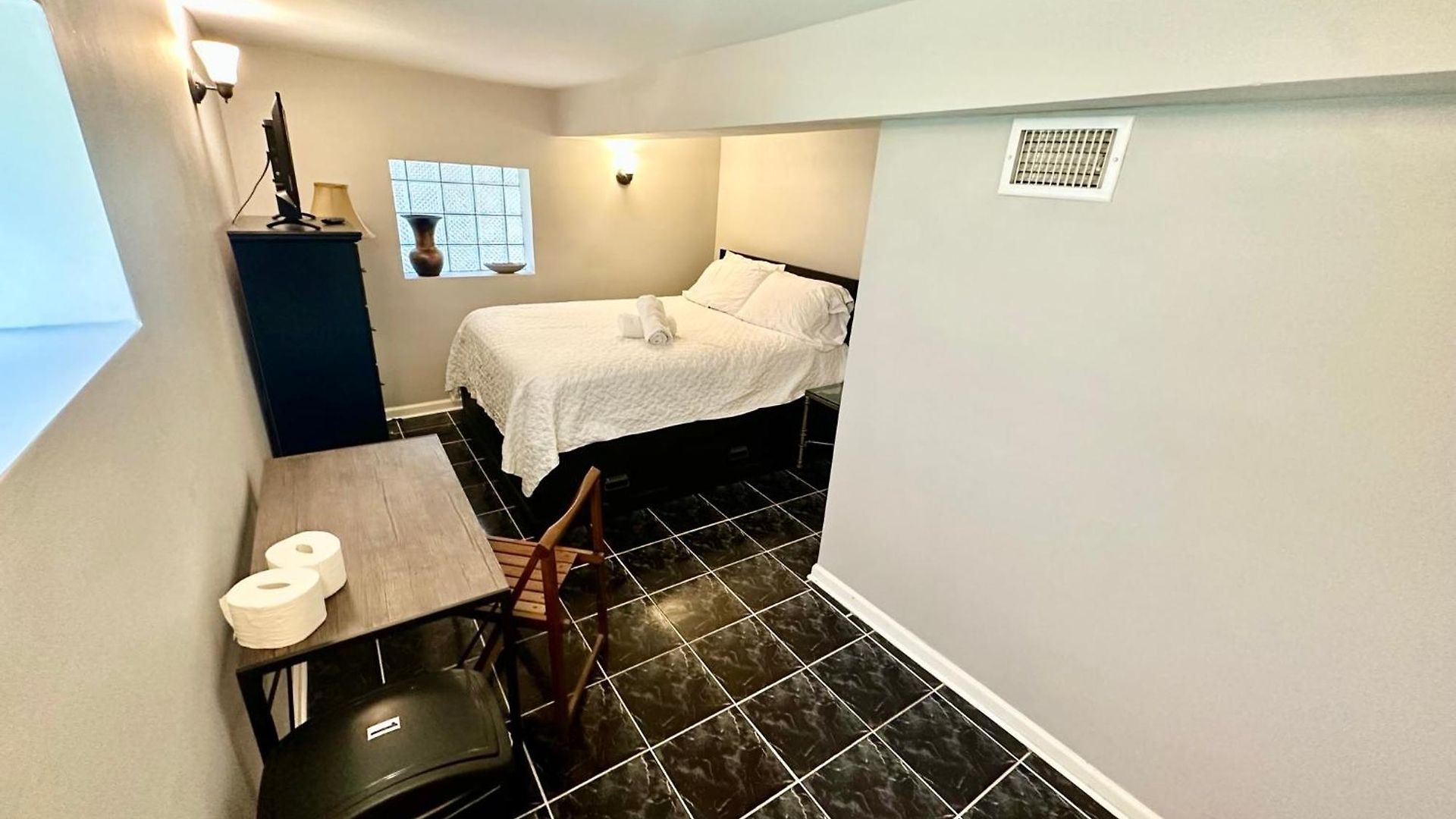 Close To Downtown - Free Parking Homestay *