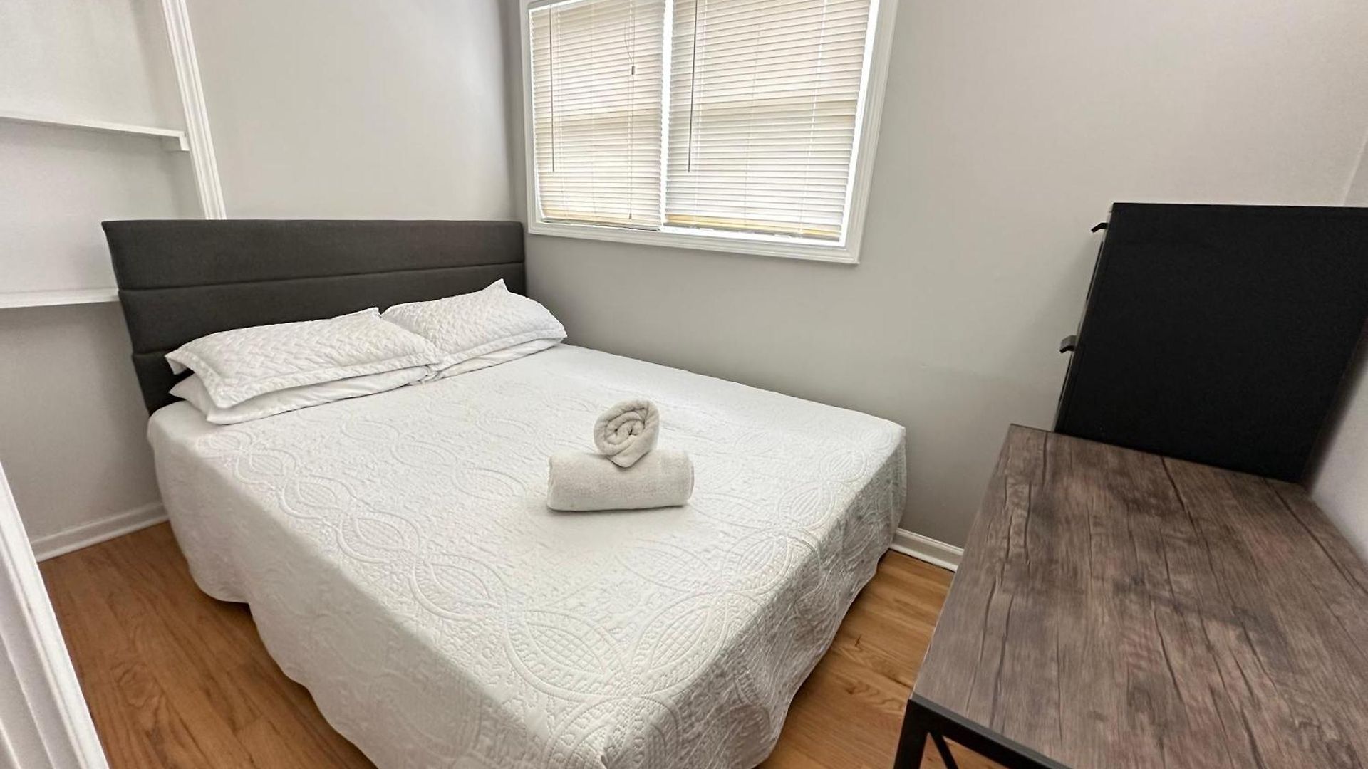 Wonderful Close To Downtown - Free Parking Homestay *