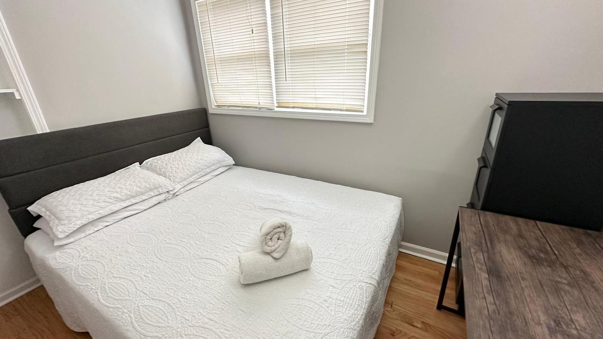 Wonderful Close To Downtown - Free Parking Homestay