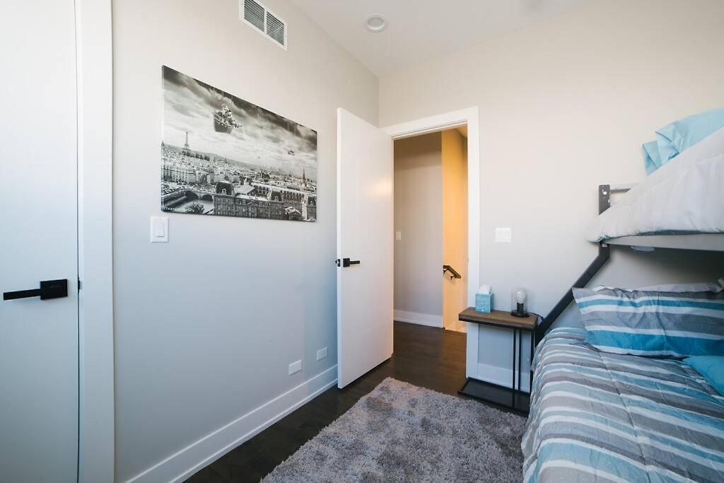 Magnificent New W/8 Beds & Free Parking Chicago