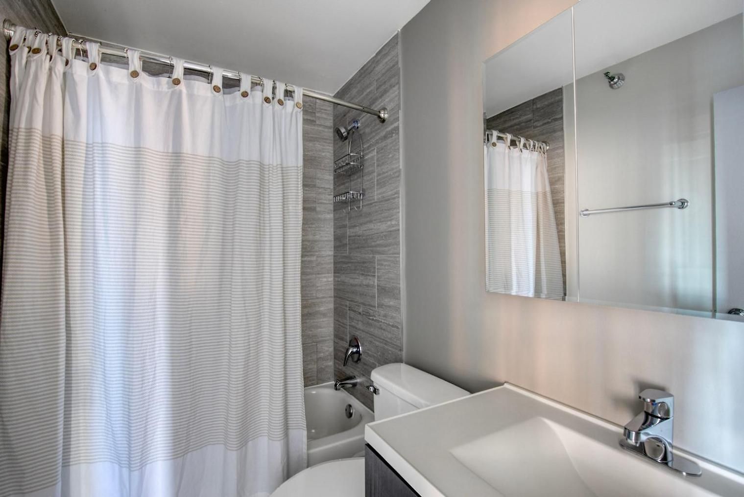Gold Coast 2br W Outdoor Terrace Nr Beach L Chi-1016 Apartment