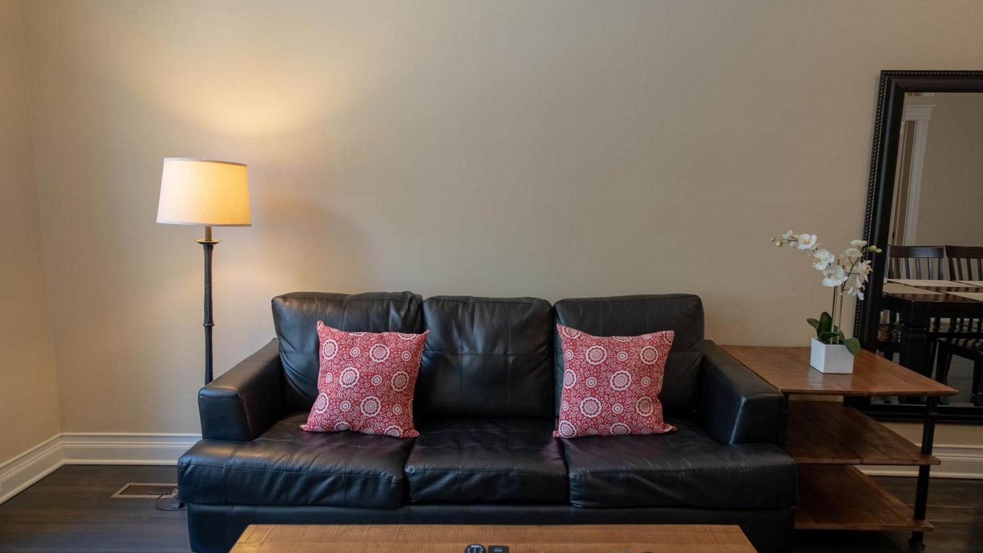 Roscoe Village Apartment *
