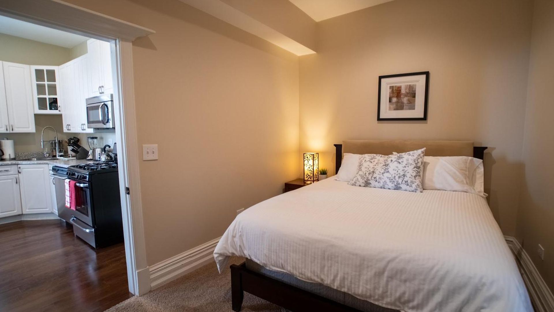 Roscoe Village Apartment *