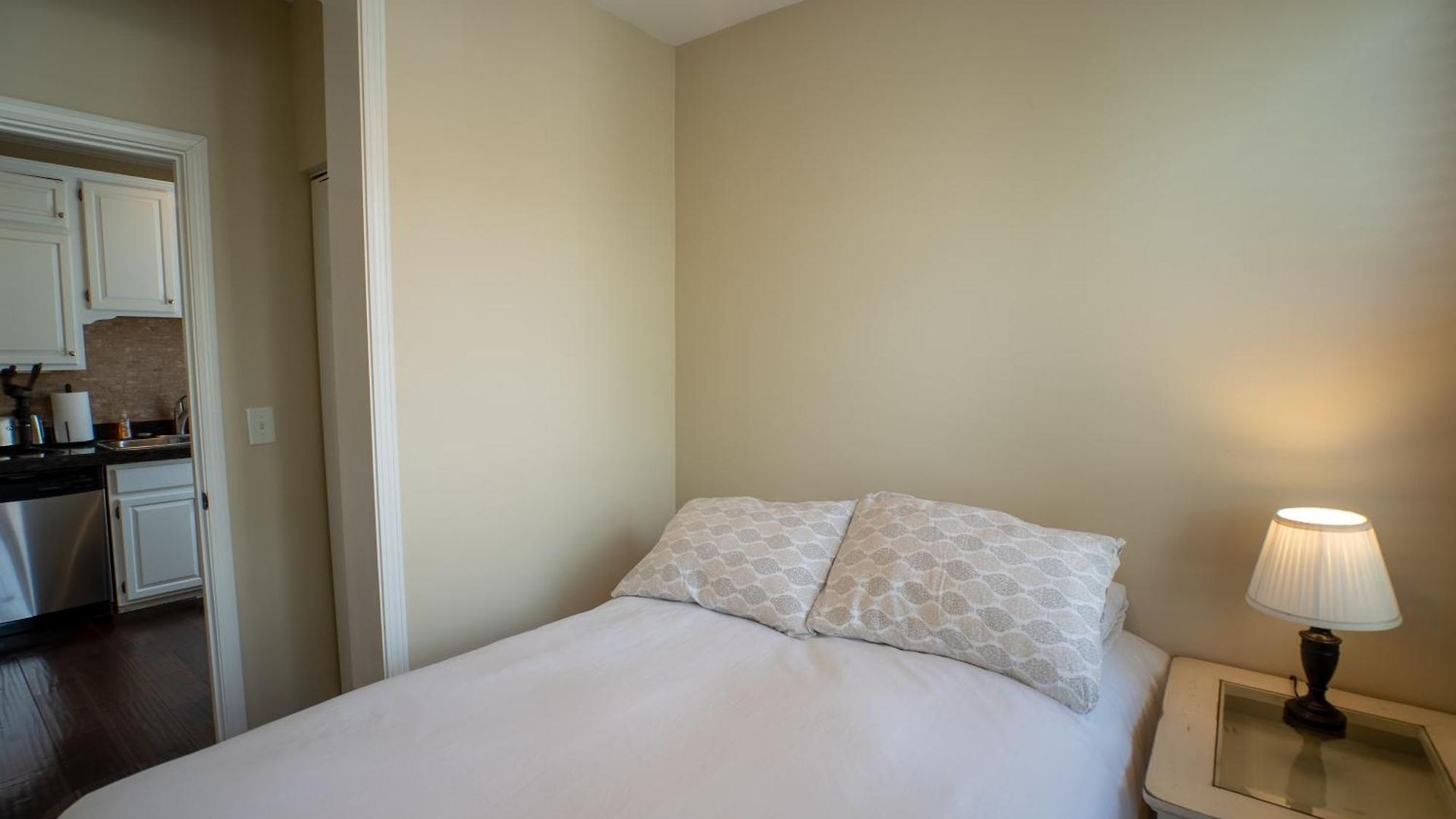 Roscoe Village Apartment *