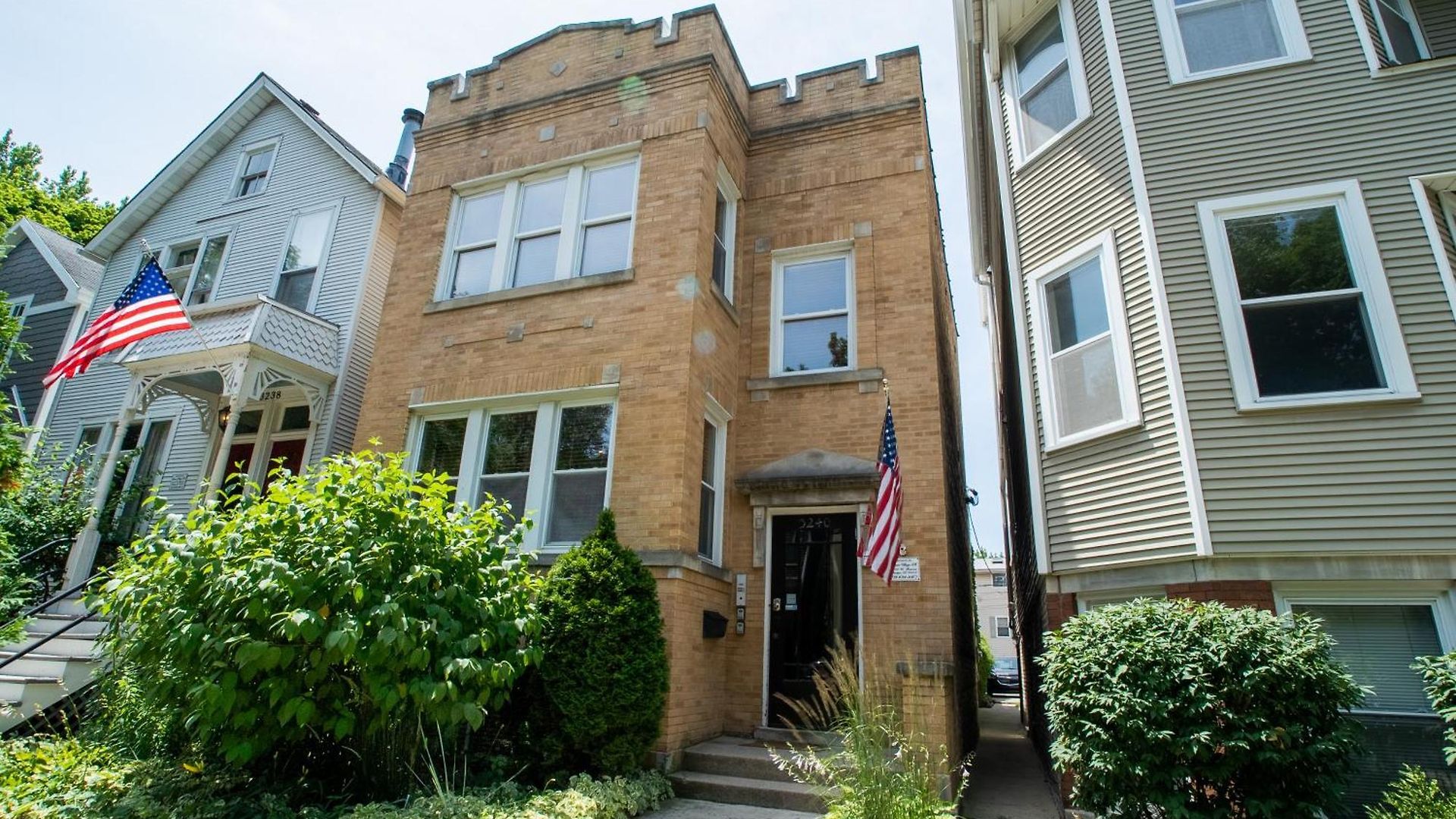 Roscoe Village Apartment *