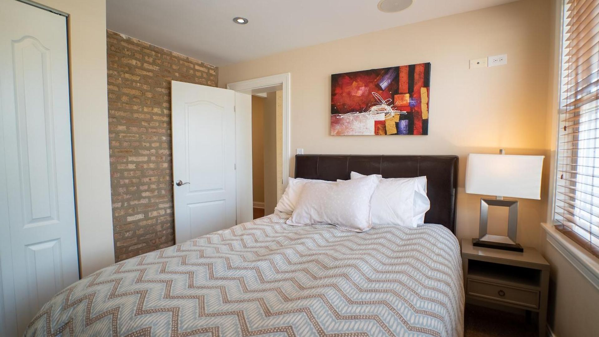 Roscoe Village Apartment *