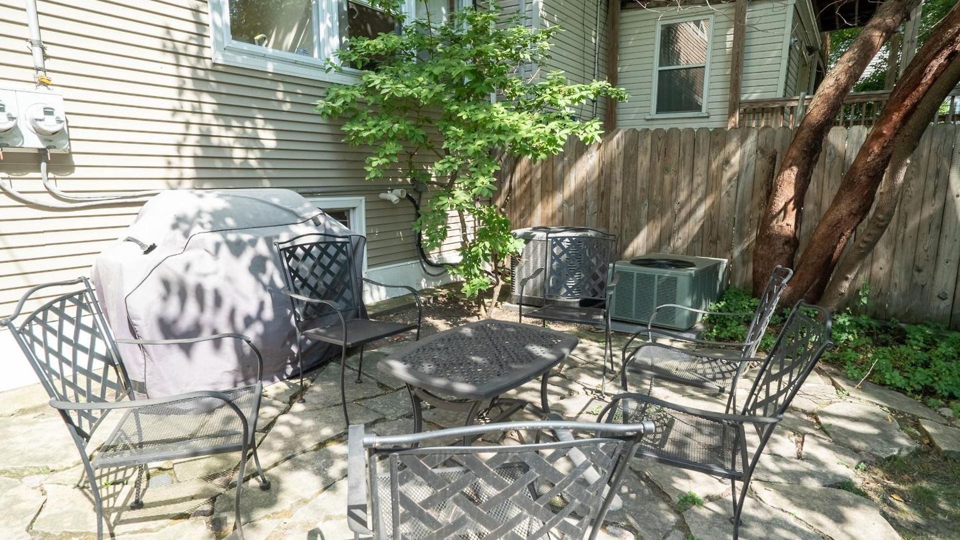 Roscoe Village Apartment *