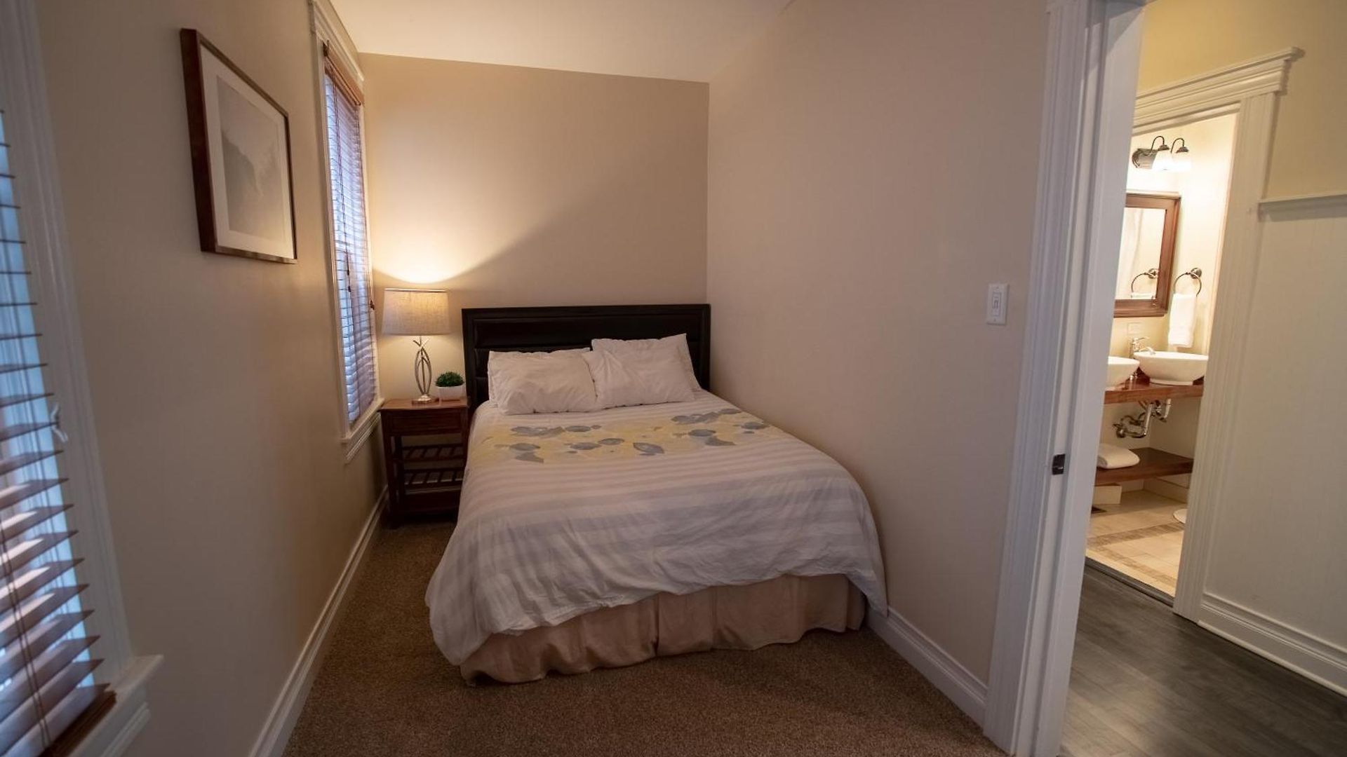 Roscoe Village Apartment Chicago
