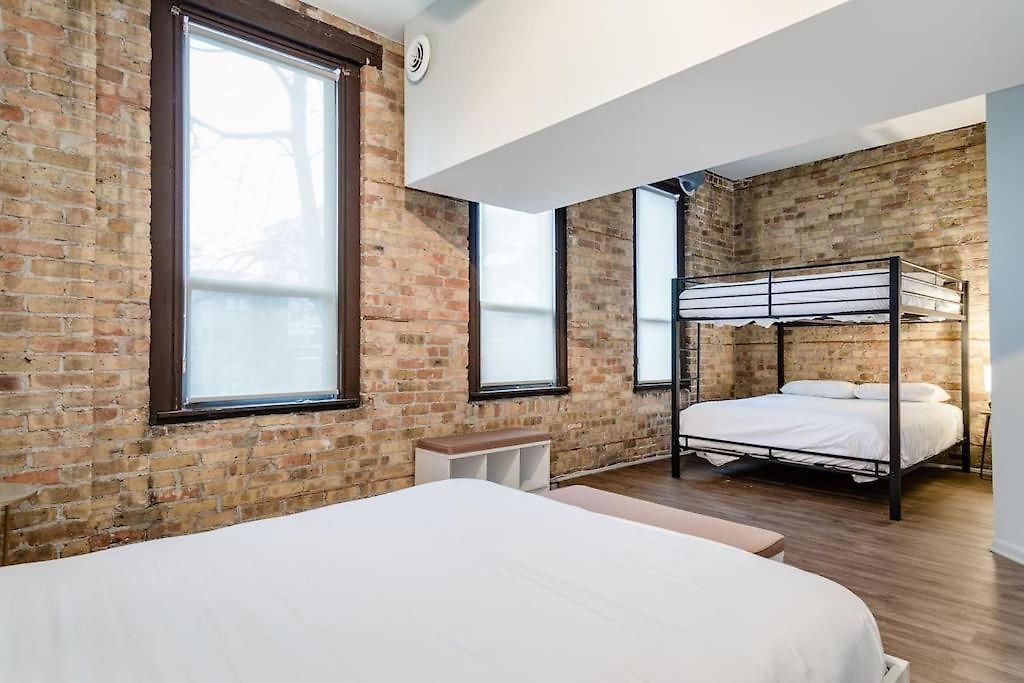 Beautifully Remodeled Second Floor Flat In River North - 2n * Chicago