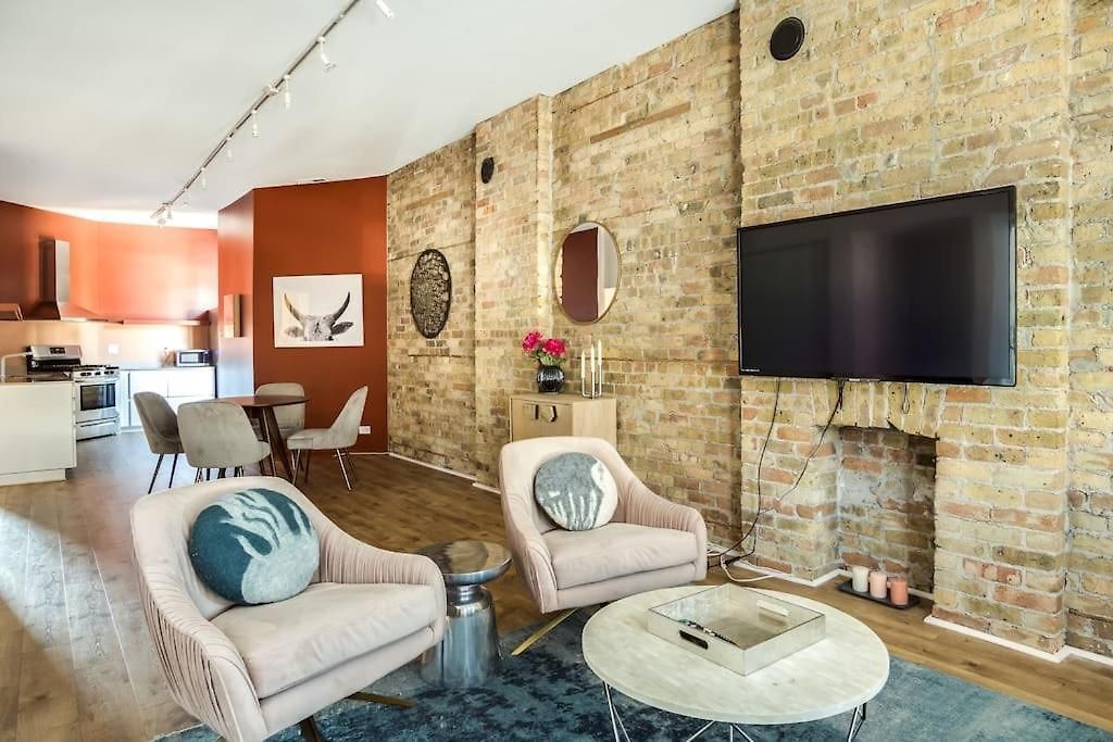 Beautifully Remodeled Second Floor Flat In River North - 2n Apartment *