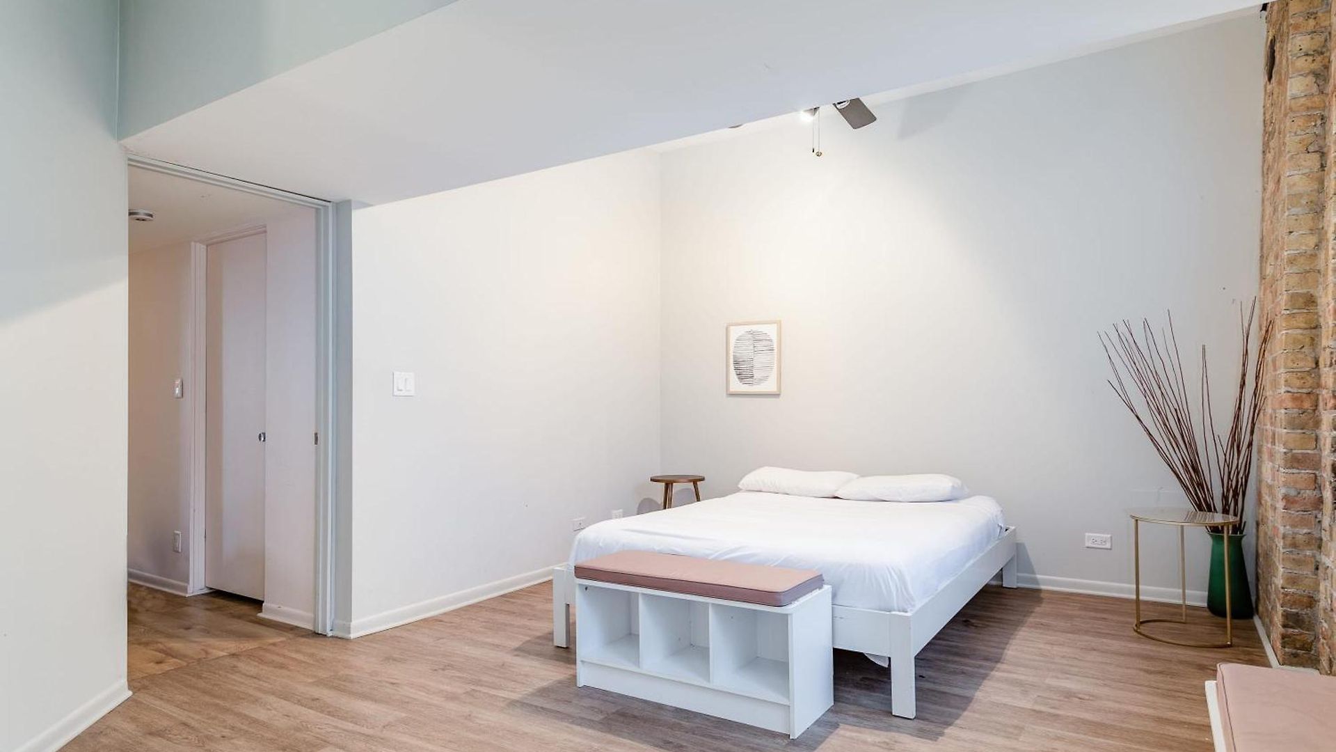 Beautifully Remodeled Second Floor Flat In River North - 2n * Chicago