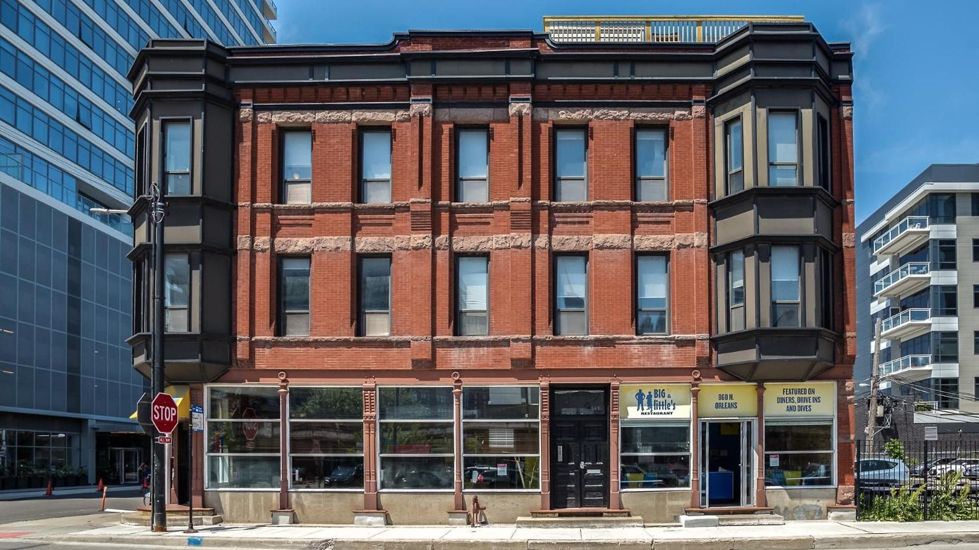 Beautifully Remodeled Second Floor Flat In River North - 2n