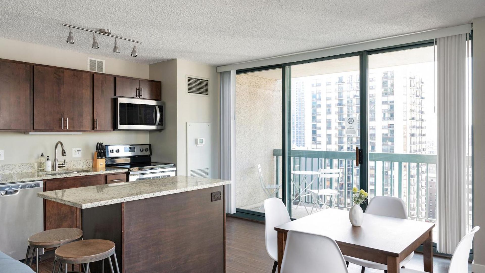 Kasa Magnificent Mile Aparthotel 4*