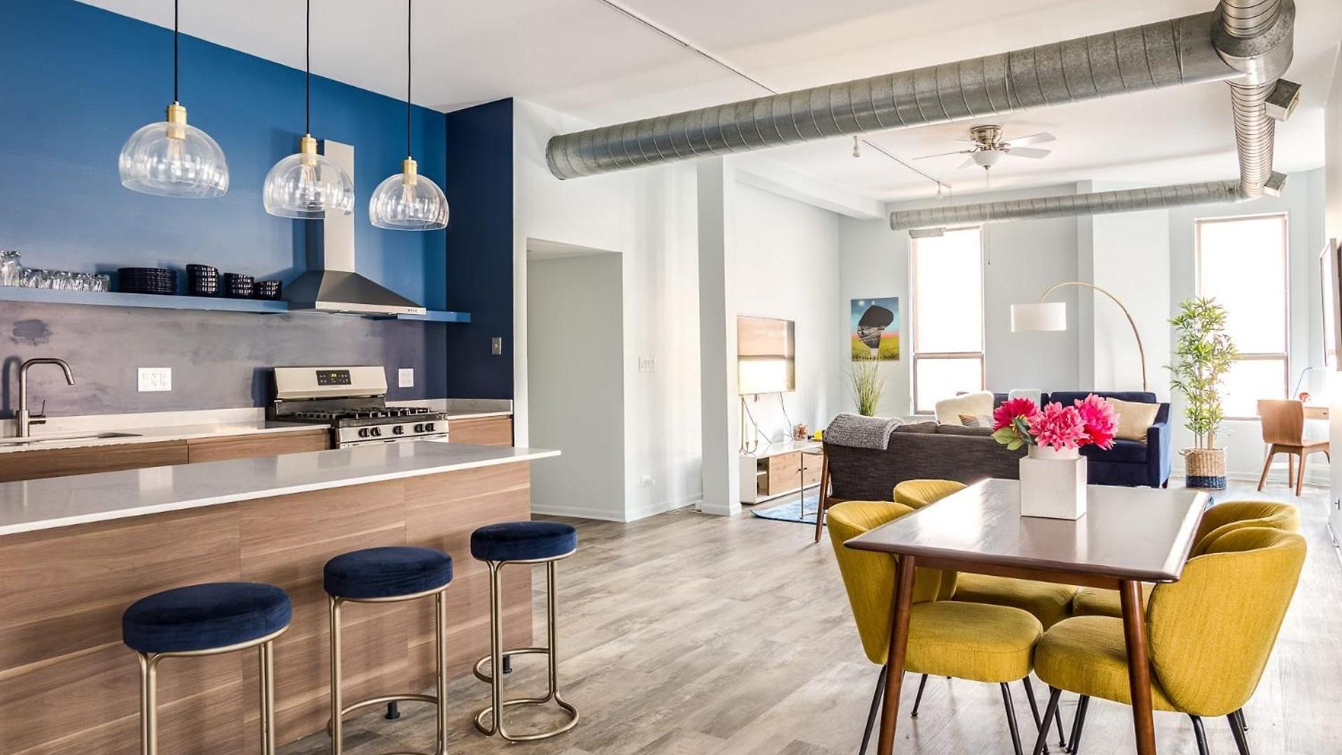 Beautifully Remodeled Second Floor Flat In River North With Private Rooftop - 2s Apartment