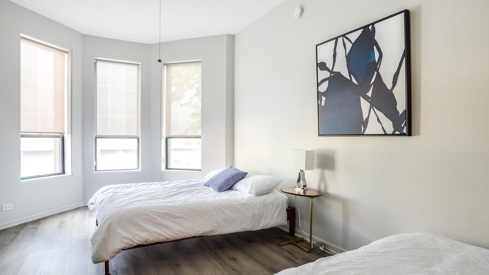 Apartment Beautifully Remodeled Second Floor Flat In River North With Private Rooftop - 2s *
