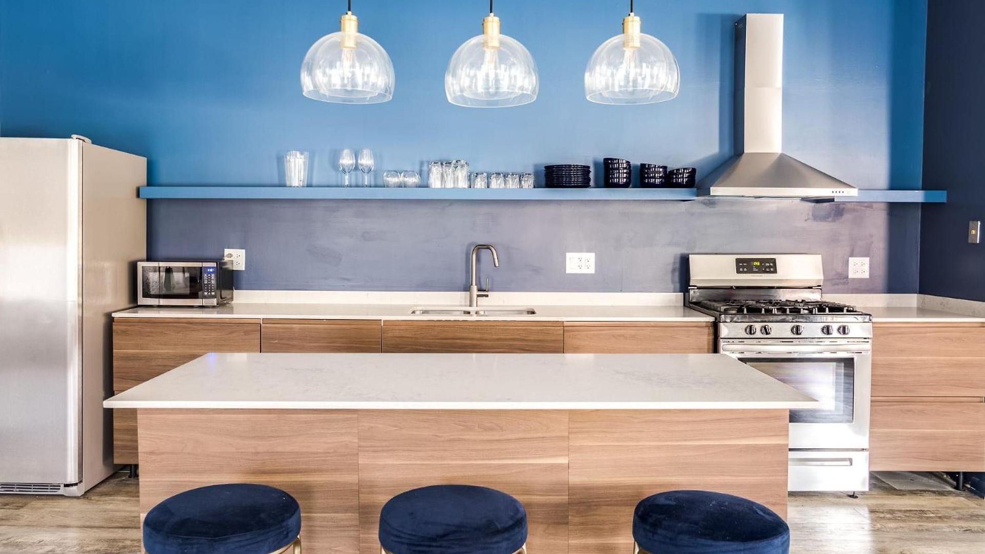 Beautifully Remodeled Second Floor Flat In River North With Private Rooftop - 2s *