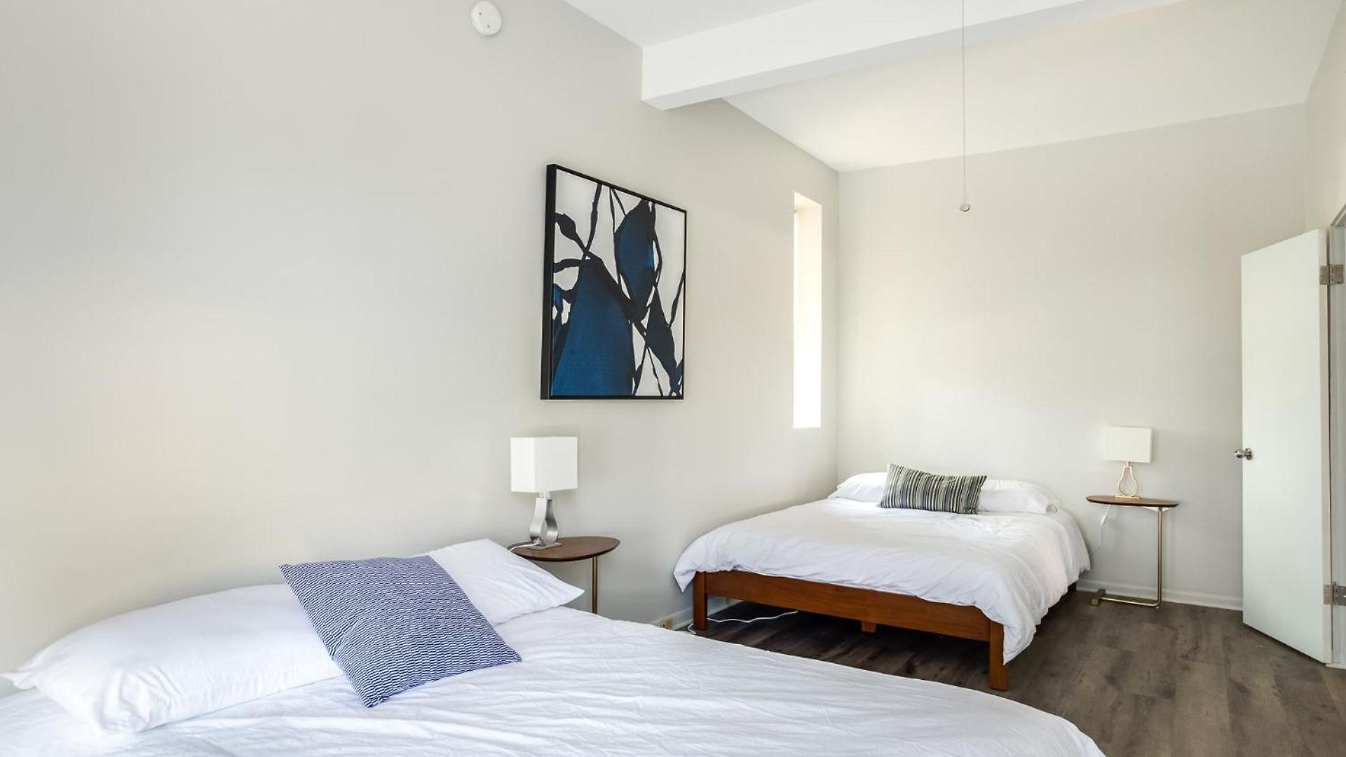 Beautifully Remodeled Second Floor Flat In River North With Private Rooftop - 2s Apartment *