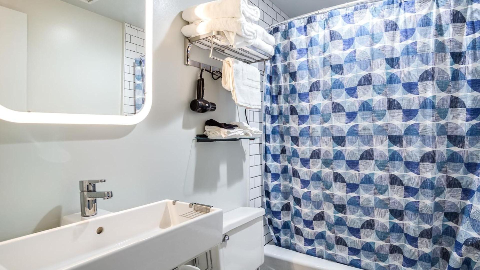 Beautifully Remodeled Second Floor Flat In River North With Private Rooftop - 2s Apartment *