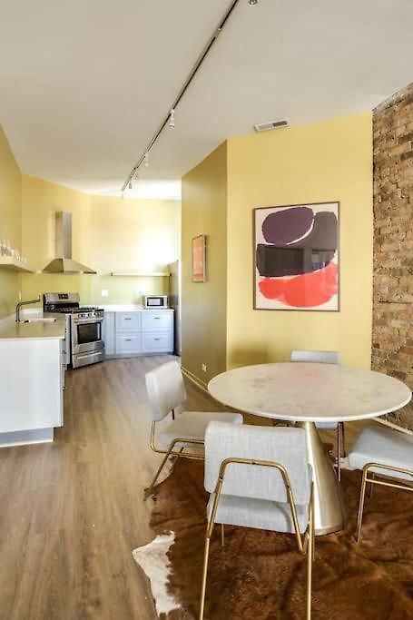 Beautifully Remodeled Third Floor Flat In River North - 3n Apartment