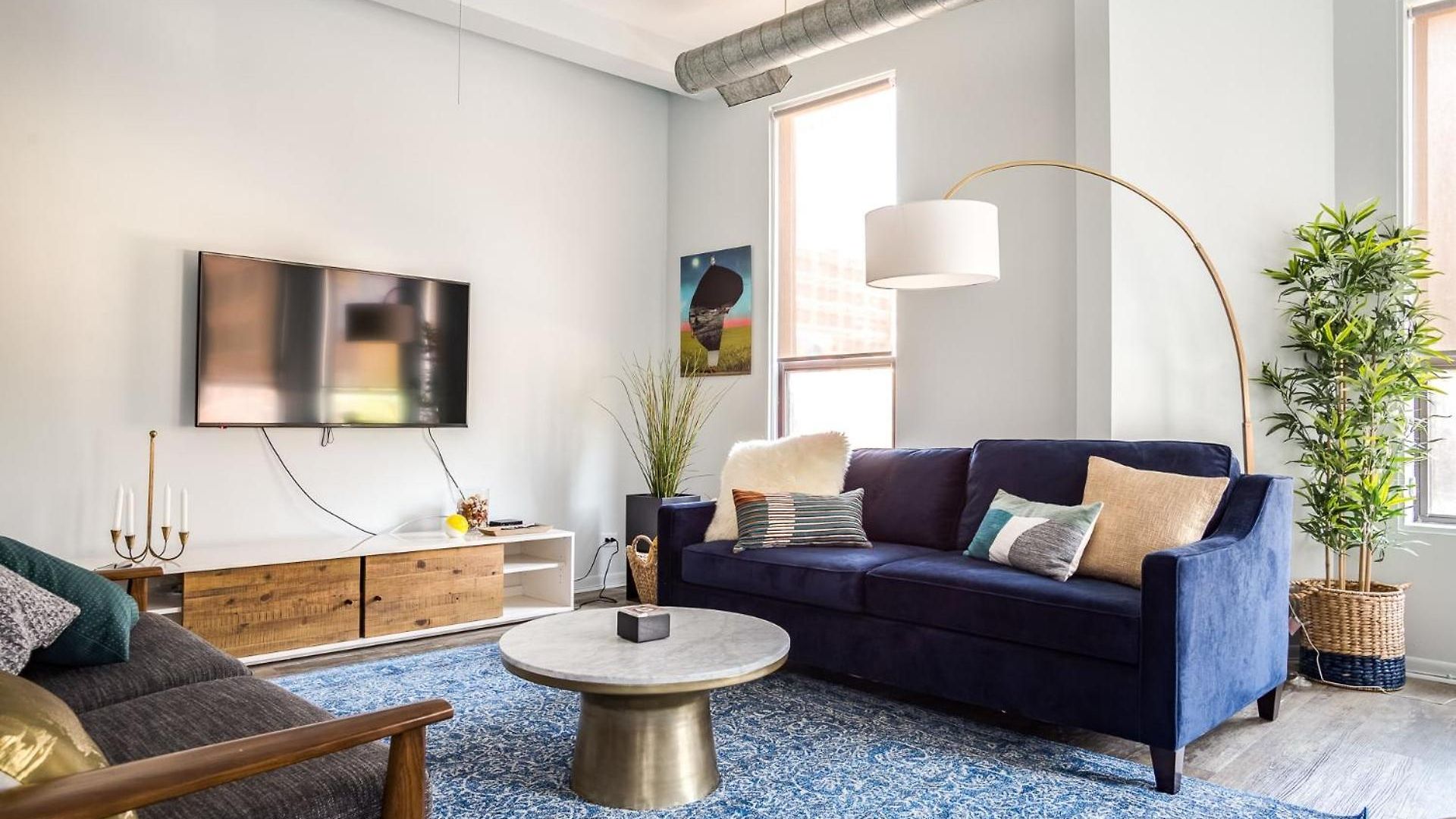 Apartment Beautifully Remodeled Second Floor Flat In River North With Private Rooftop - 2s *