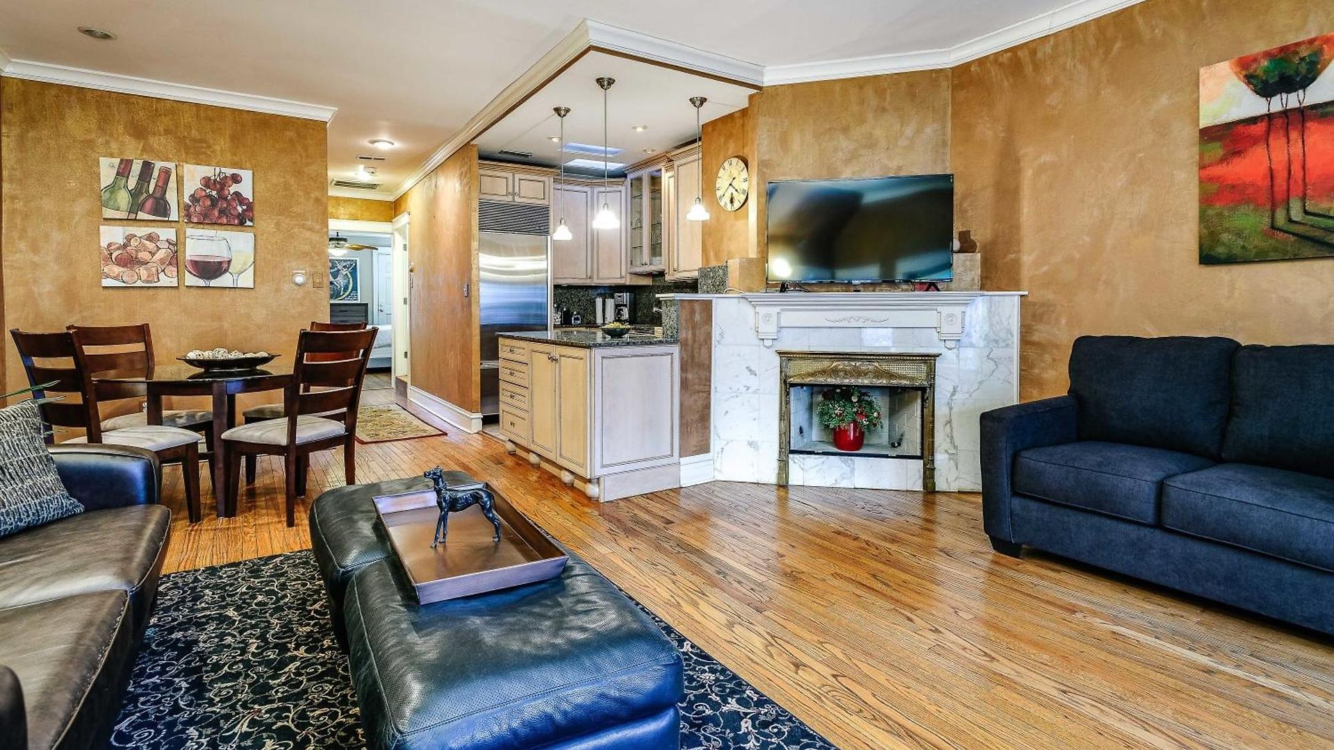Historic And Unique Brownstone In Gold Coast - Downtown - 3