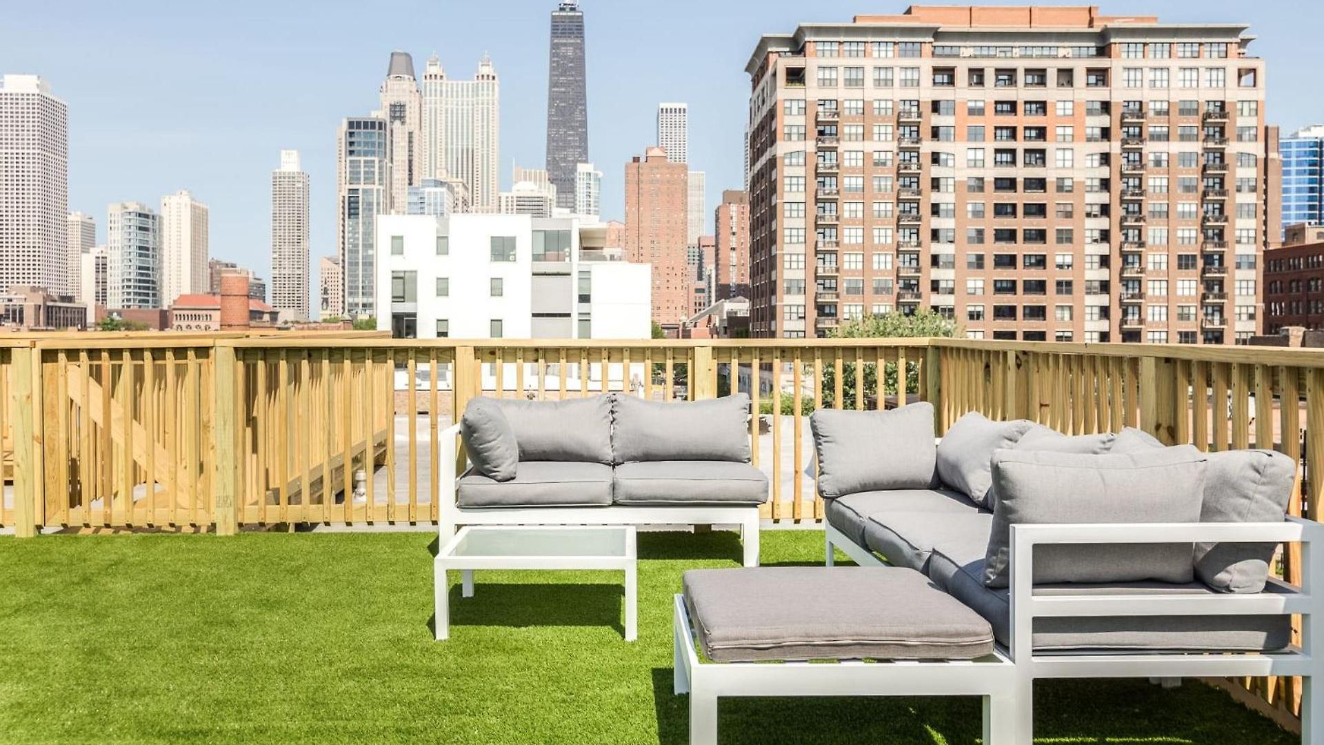 Beautifully Remodeled Second Floor Flat In River North With Private Rooftop - 2s Apartment *