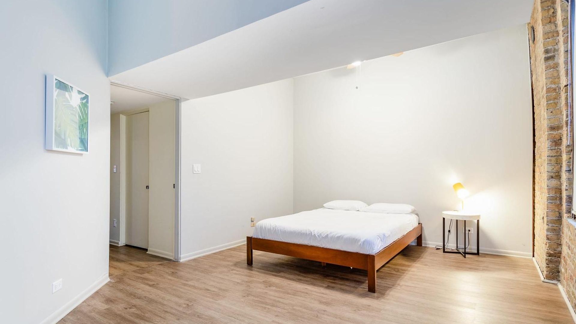 Beautifully Remodeled Third Floor Flat In River North - 3n *