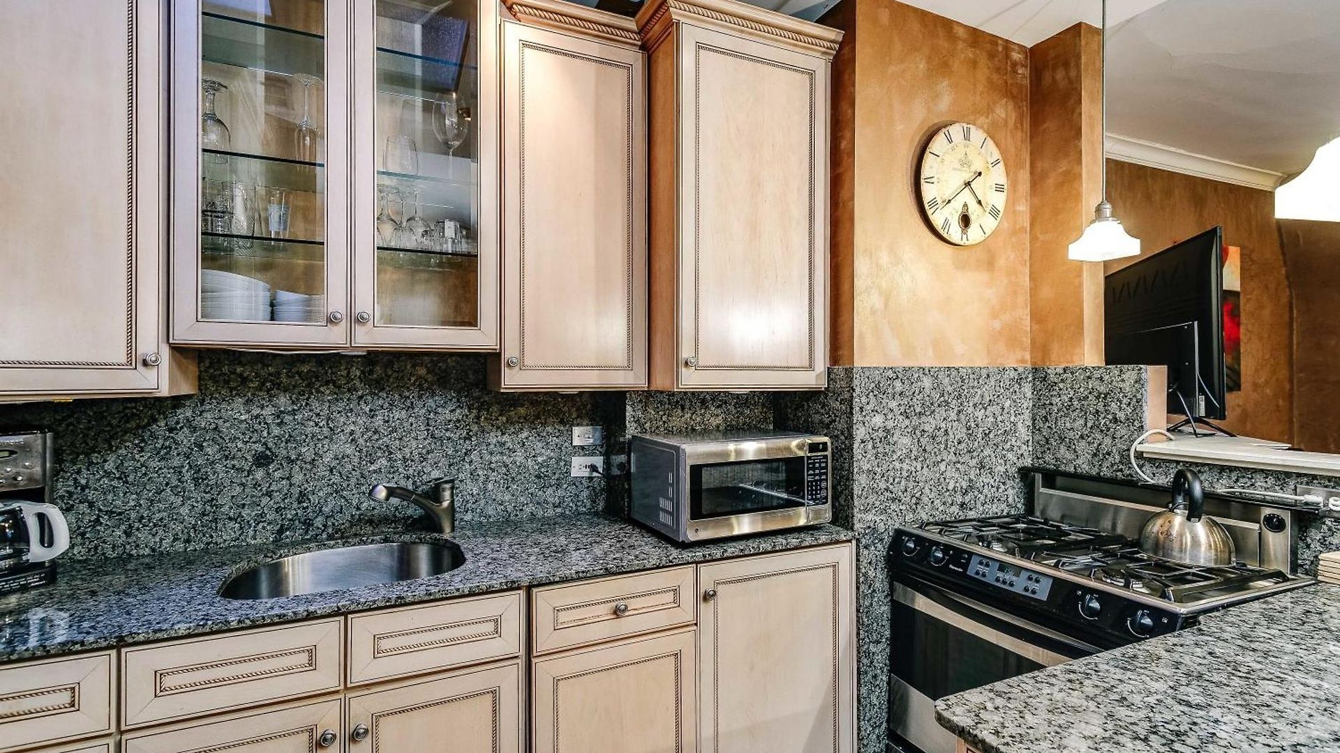 Historic And Unique Brownstone In Gold Coast - Downtown - 3