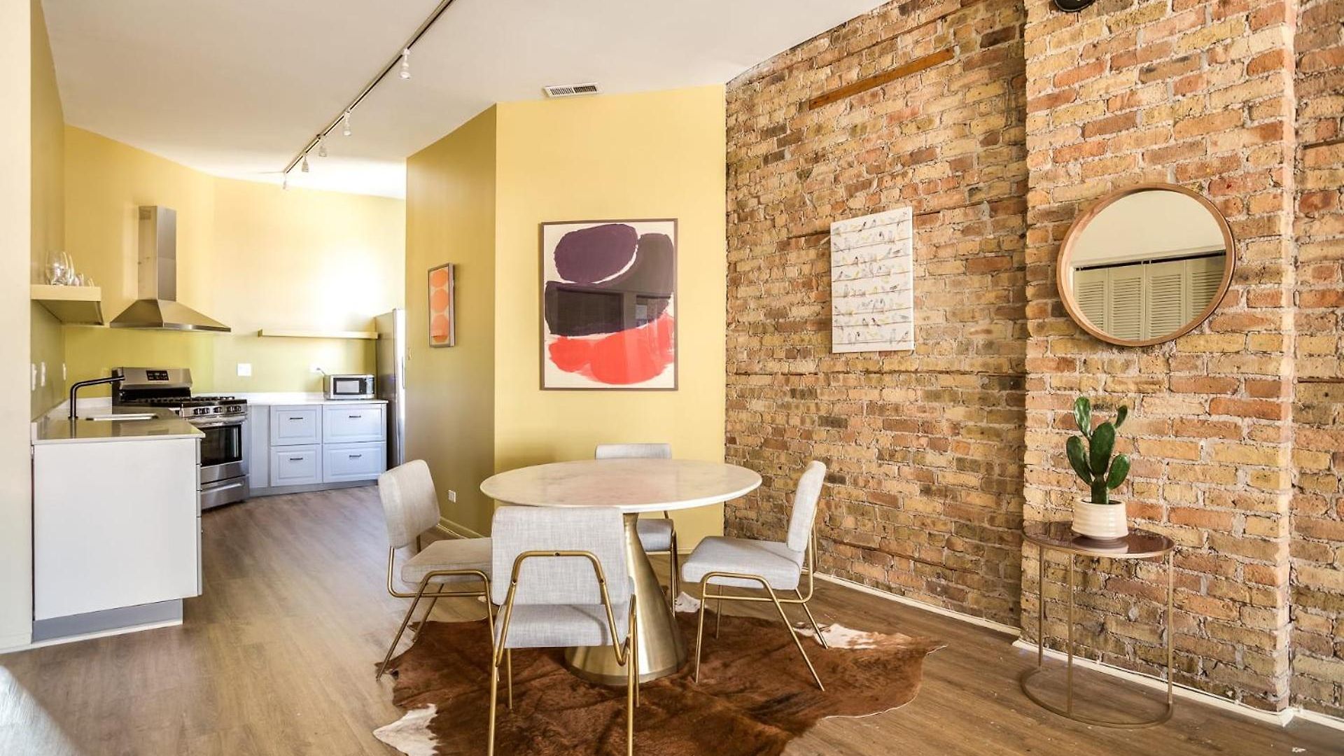 Beautifully Remodeled Third Floor Flat In River North - 3n